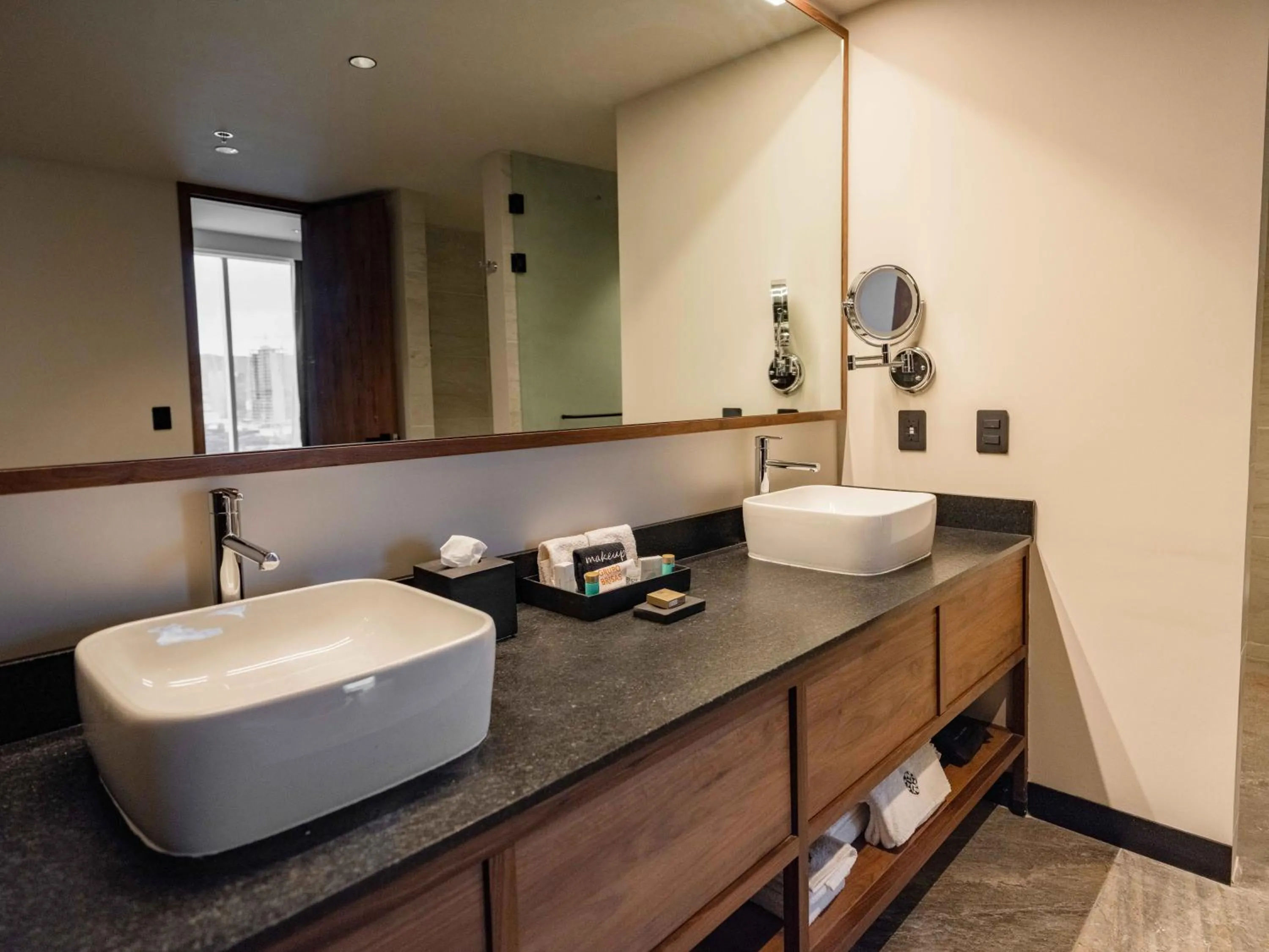 Bathroom in Galeria Plaza Leon