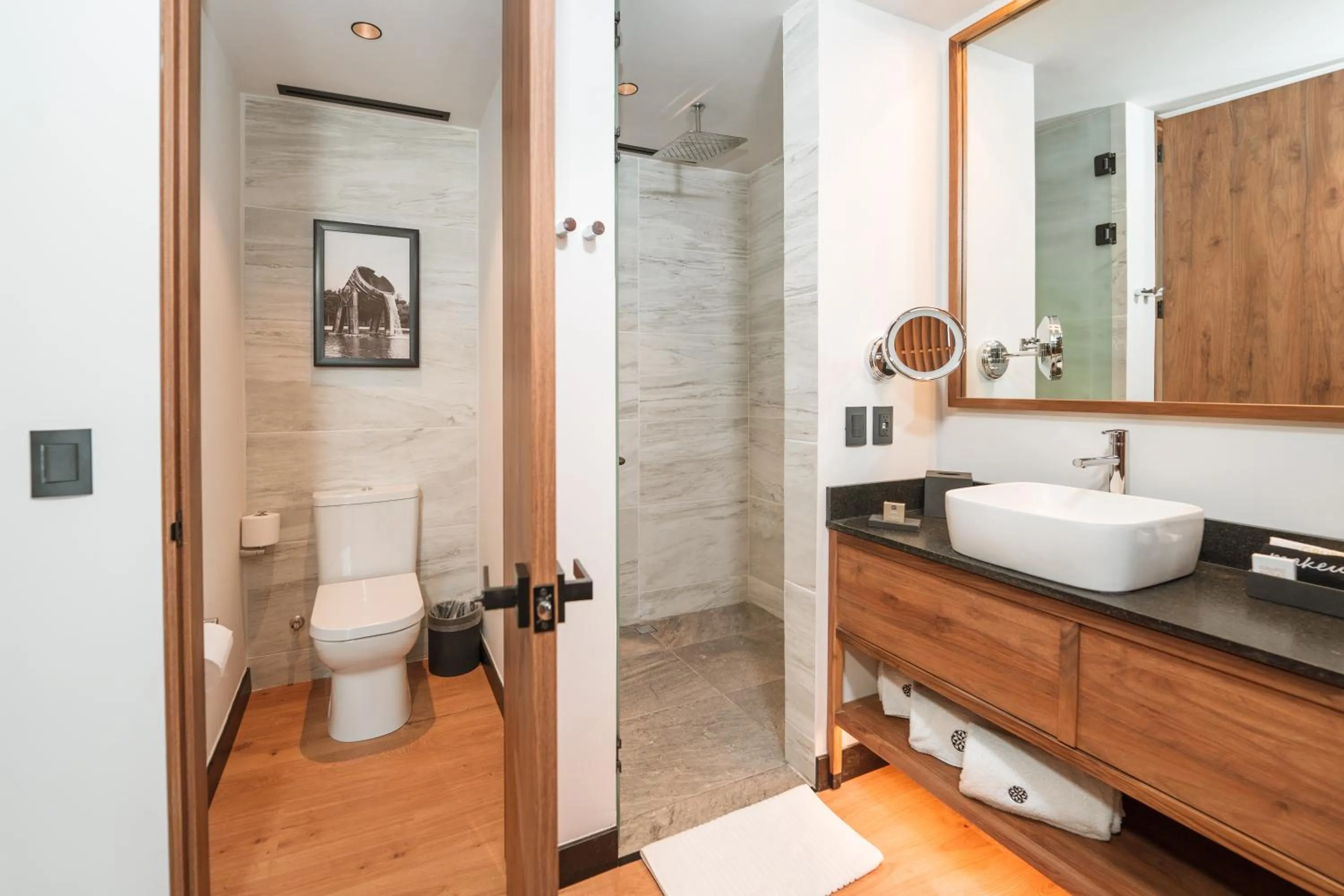 Shower in Galeria Plaza Leon