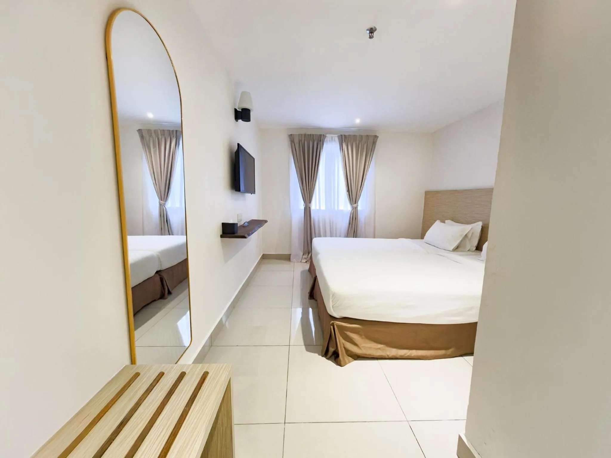 Bedroom, Bed in Living At DSulaiman Hotel