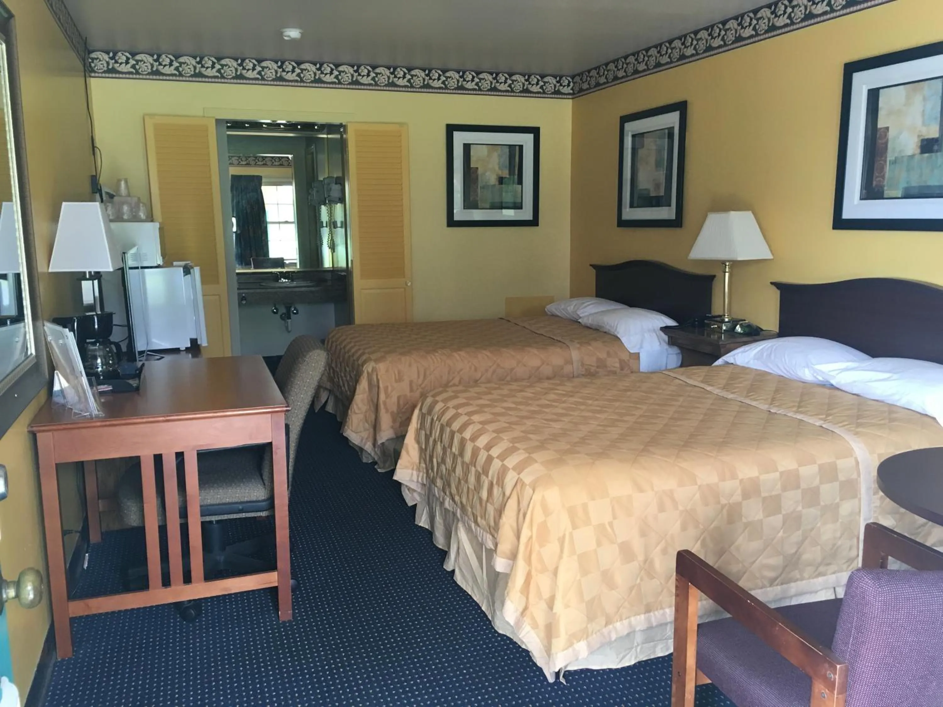 Photo of the whole room, Bed in Norwalk Inn