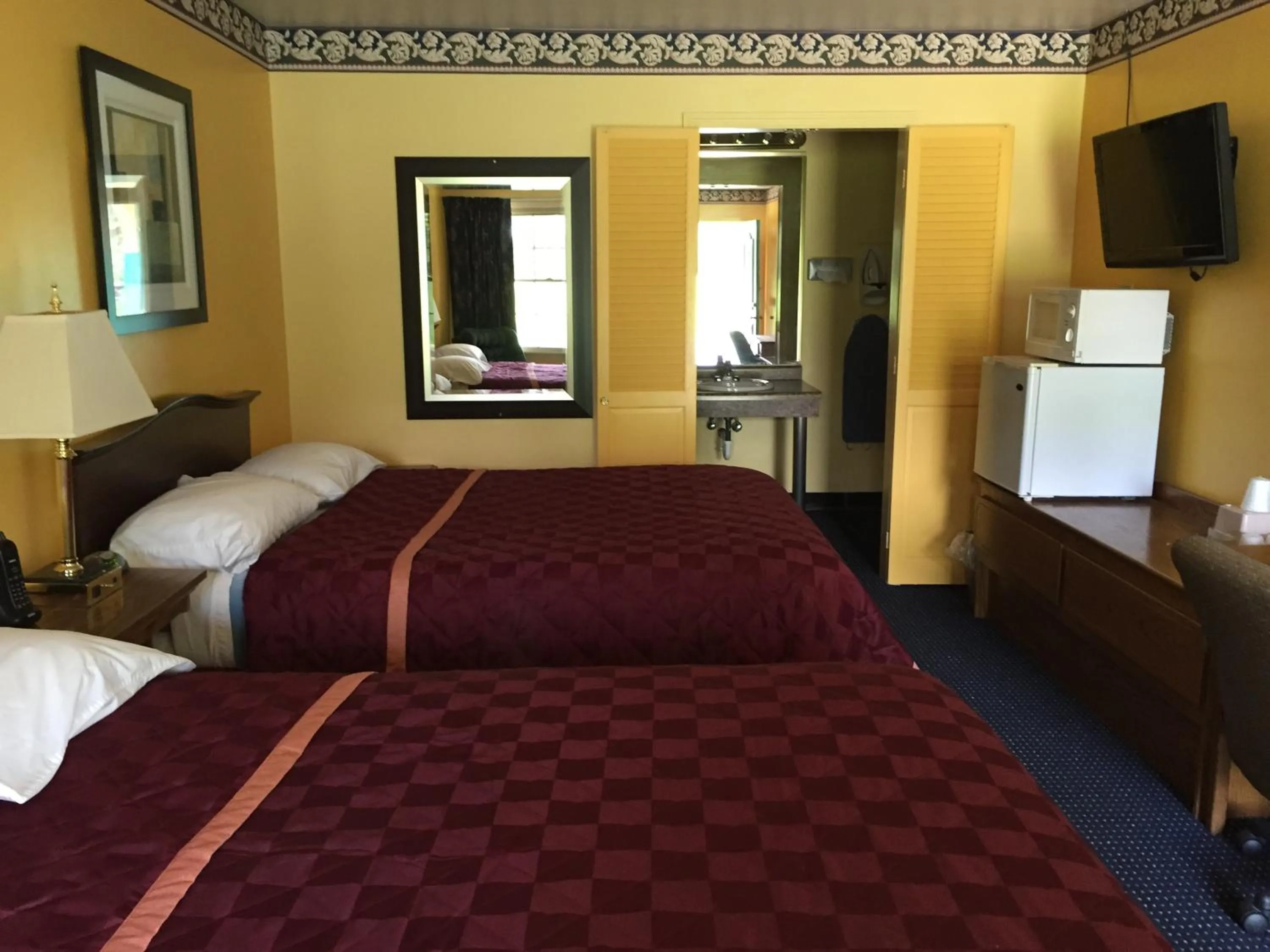 Photo of the whole room, Bed in Norwalk Inn
