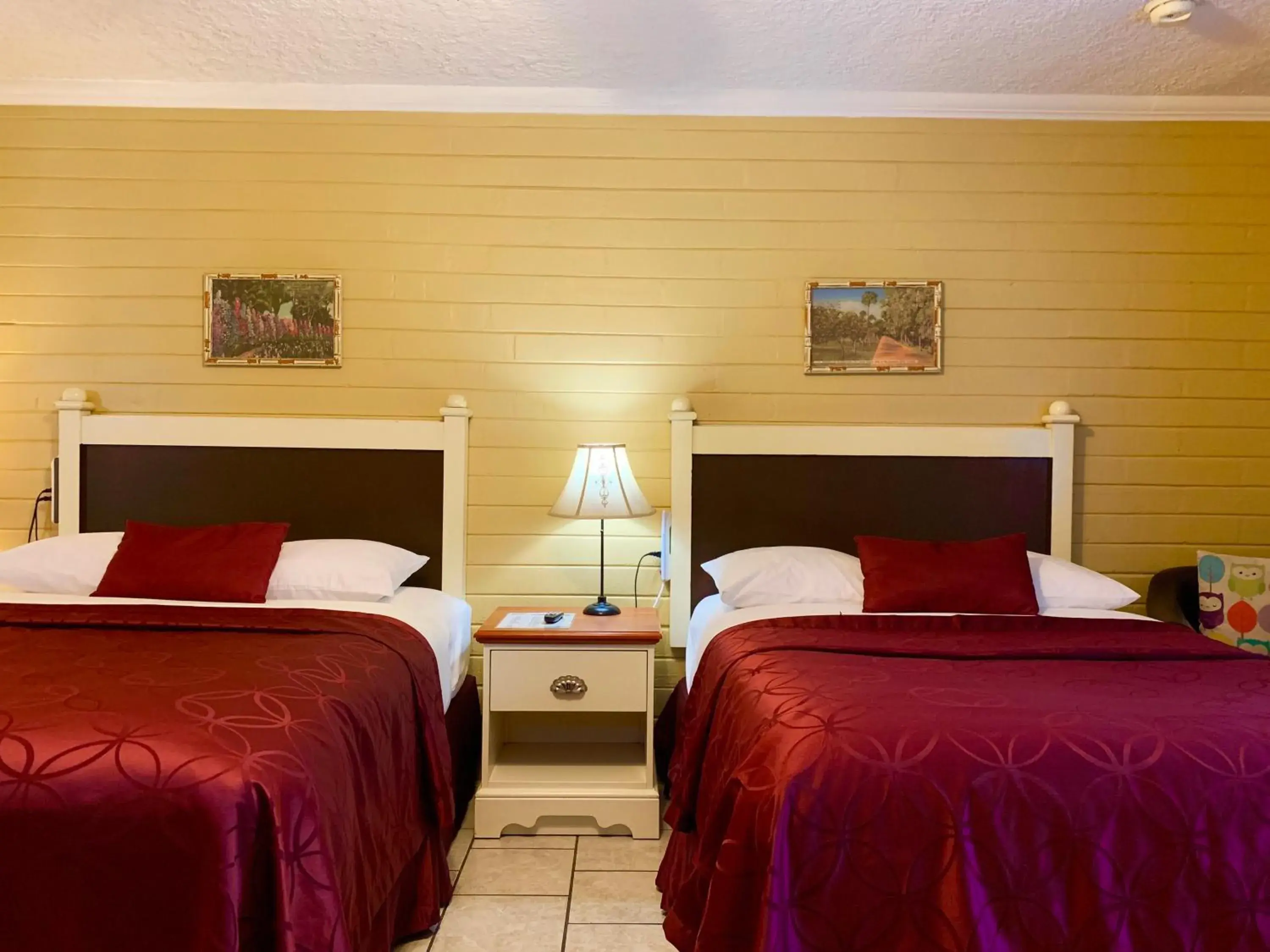 Standard Queen Room - single occupancy in Lakeside Inn and Cafe Standard Queen Room - single occupancy in Lakeside Inn and Cafe
