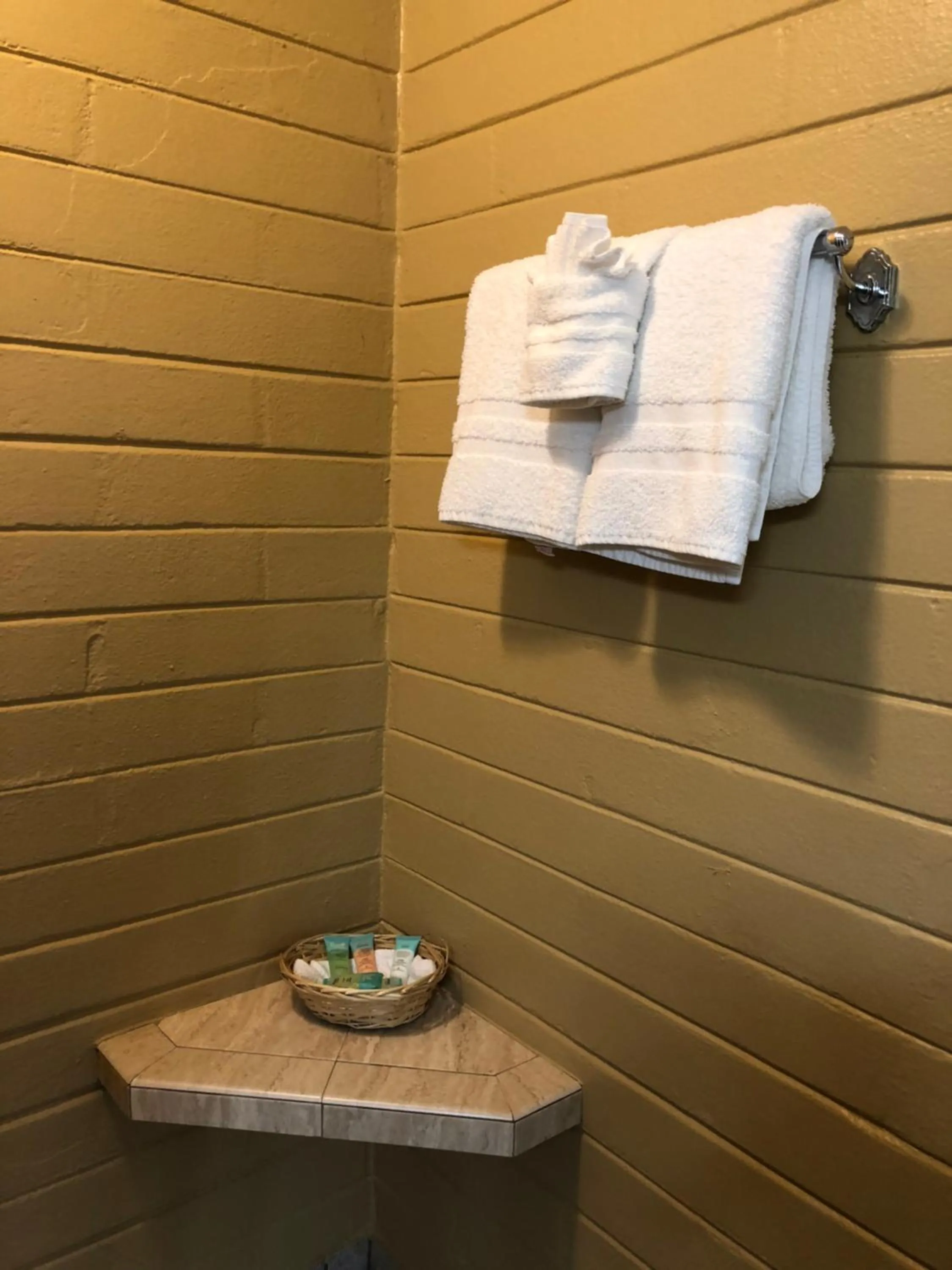 Lakeside Inn and Cafe