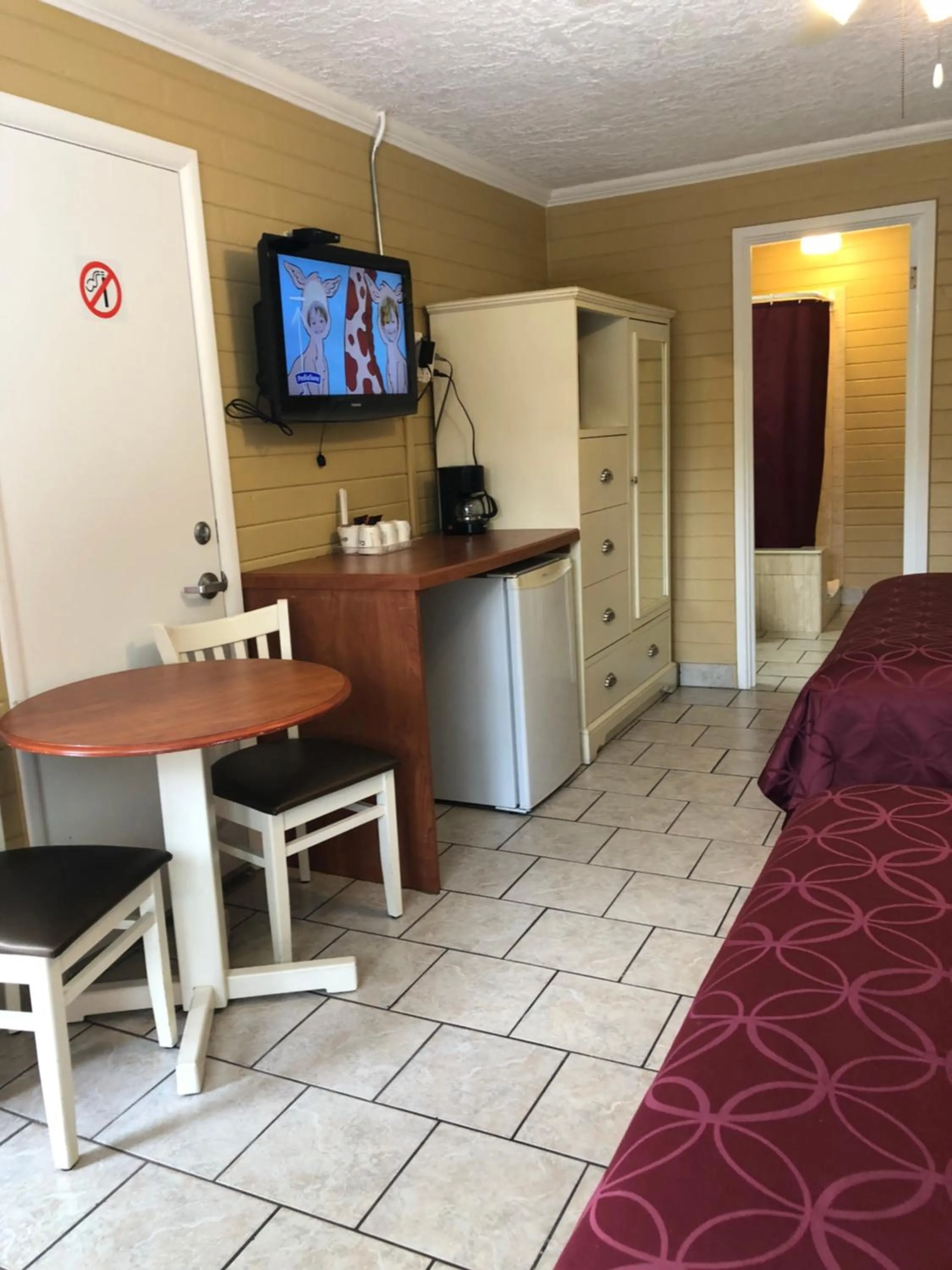 Lakeside Inn and Cafe