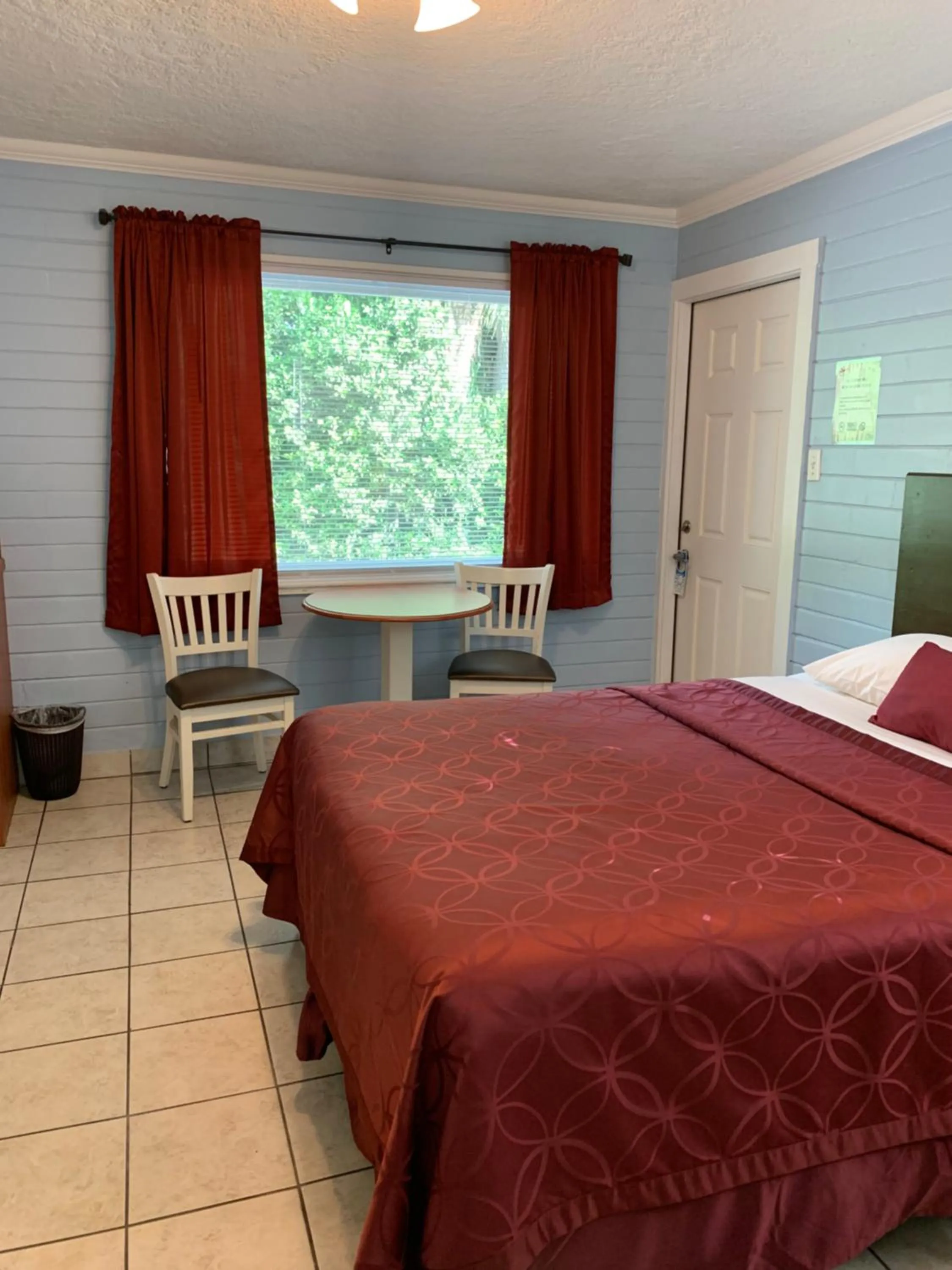 Lakeside Inn and Cafe