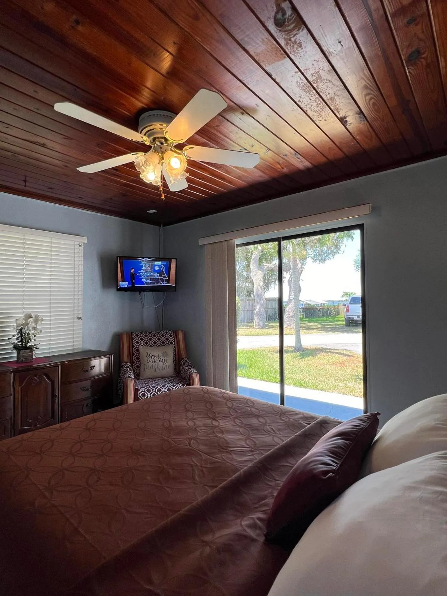 Lakeside Inn and Cafe