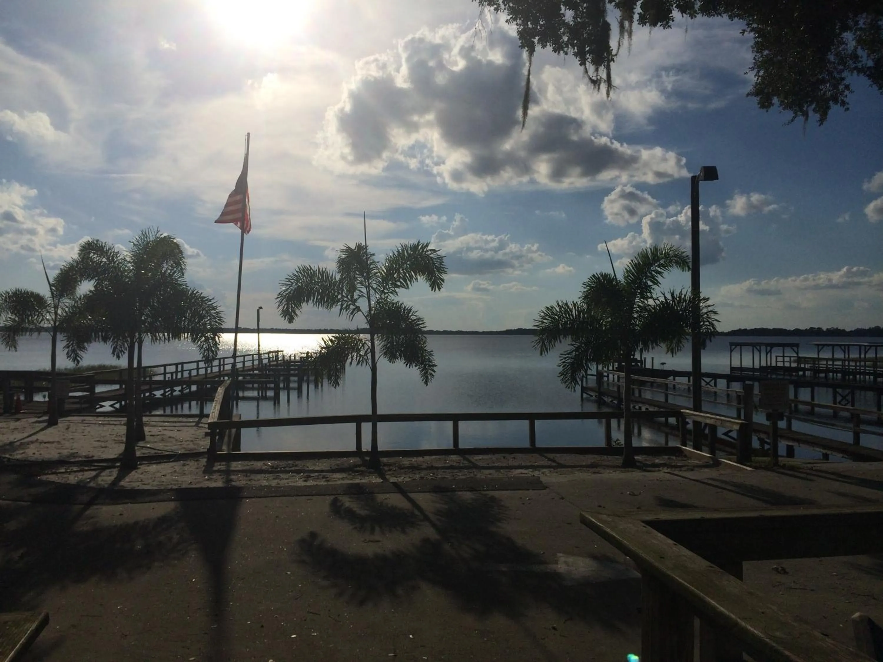 Night in Lakeside Inn and Cafe