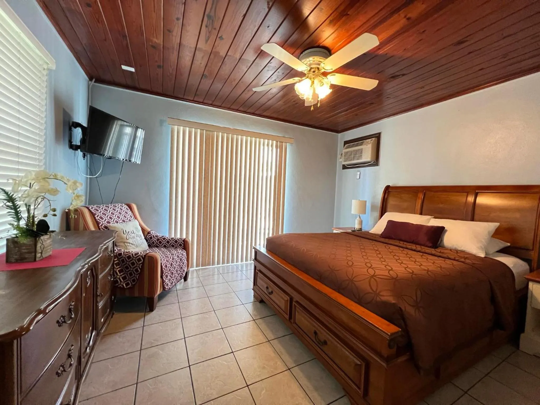 Lakeside Inn and Cafe