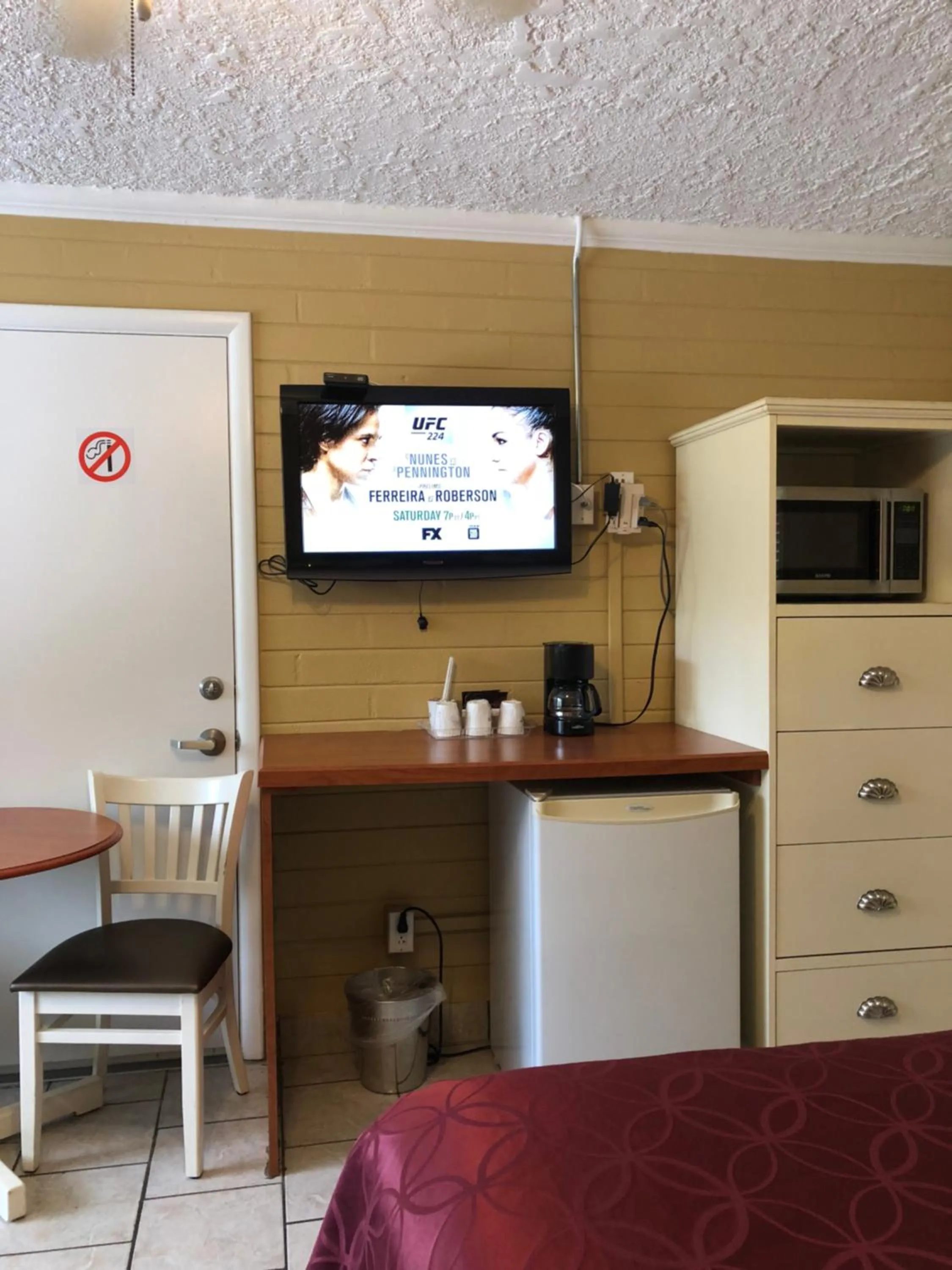 Lakeside Inn and Cafe