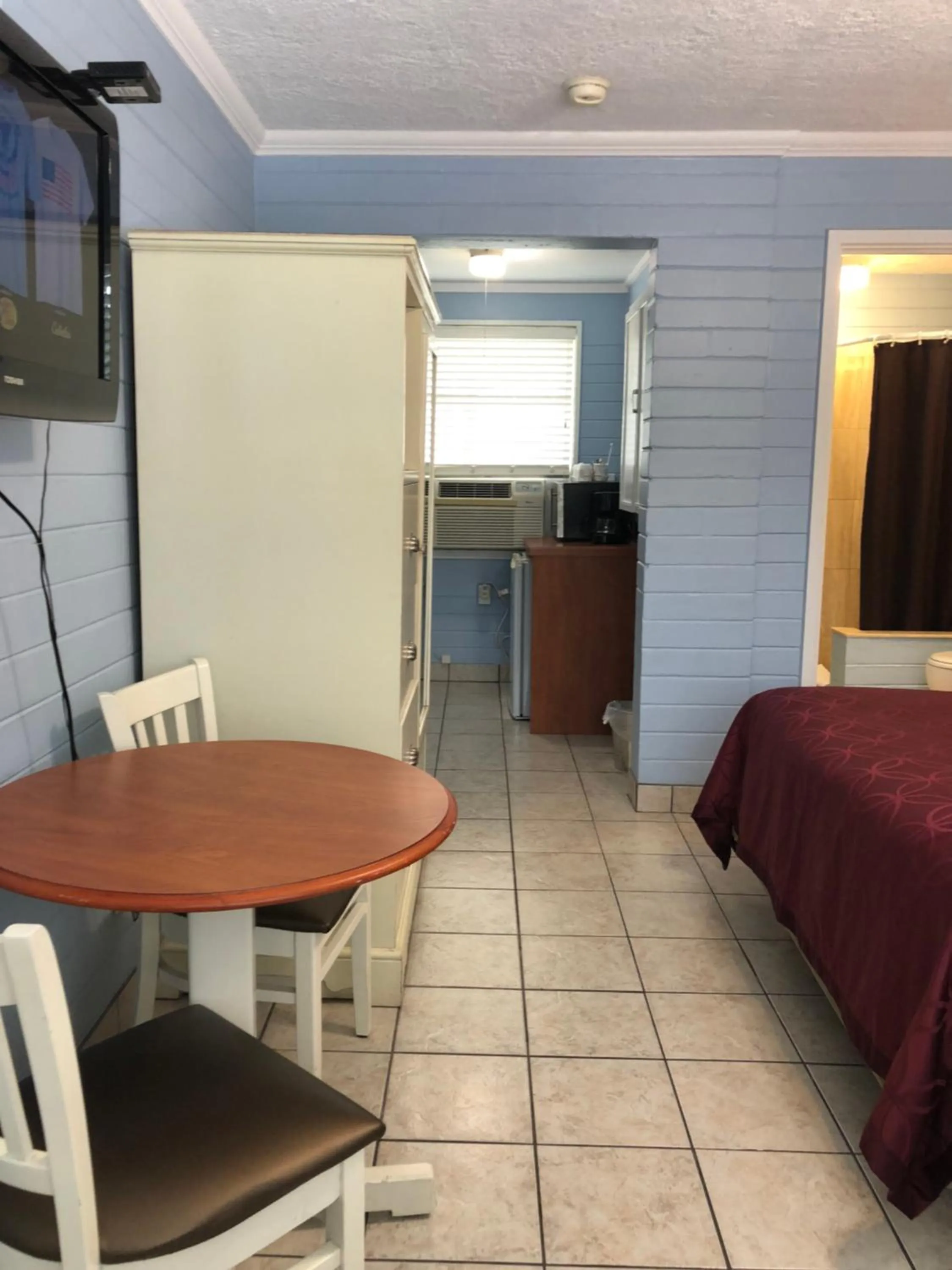 Lakeside Inn and Cafe