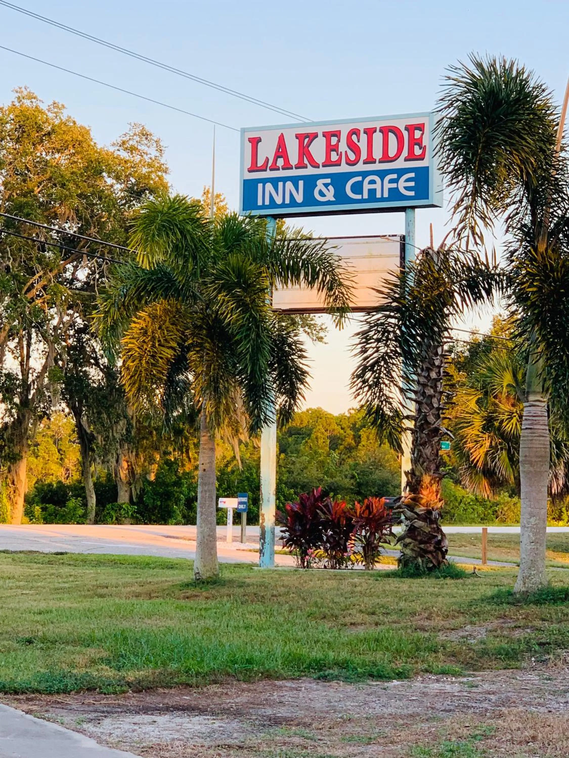 Lakeside Inn and Cafe
