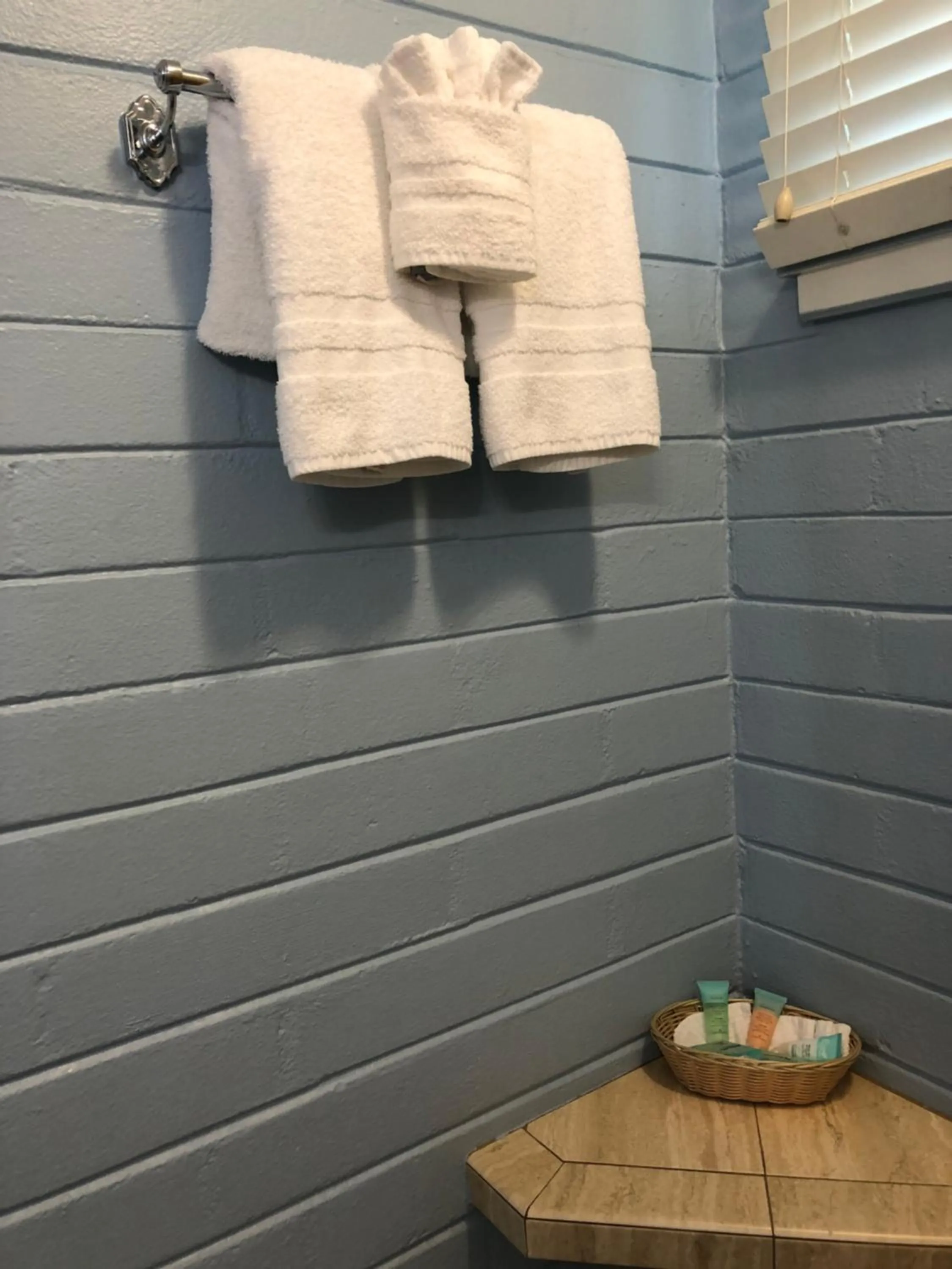 Lakeside Inn and Cafe