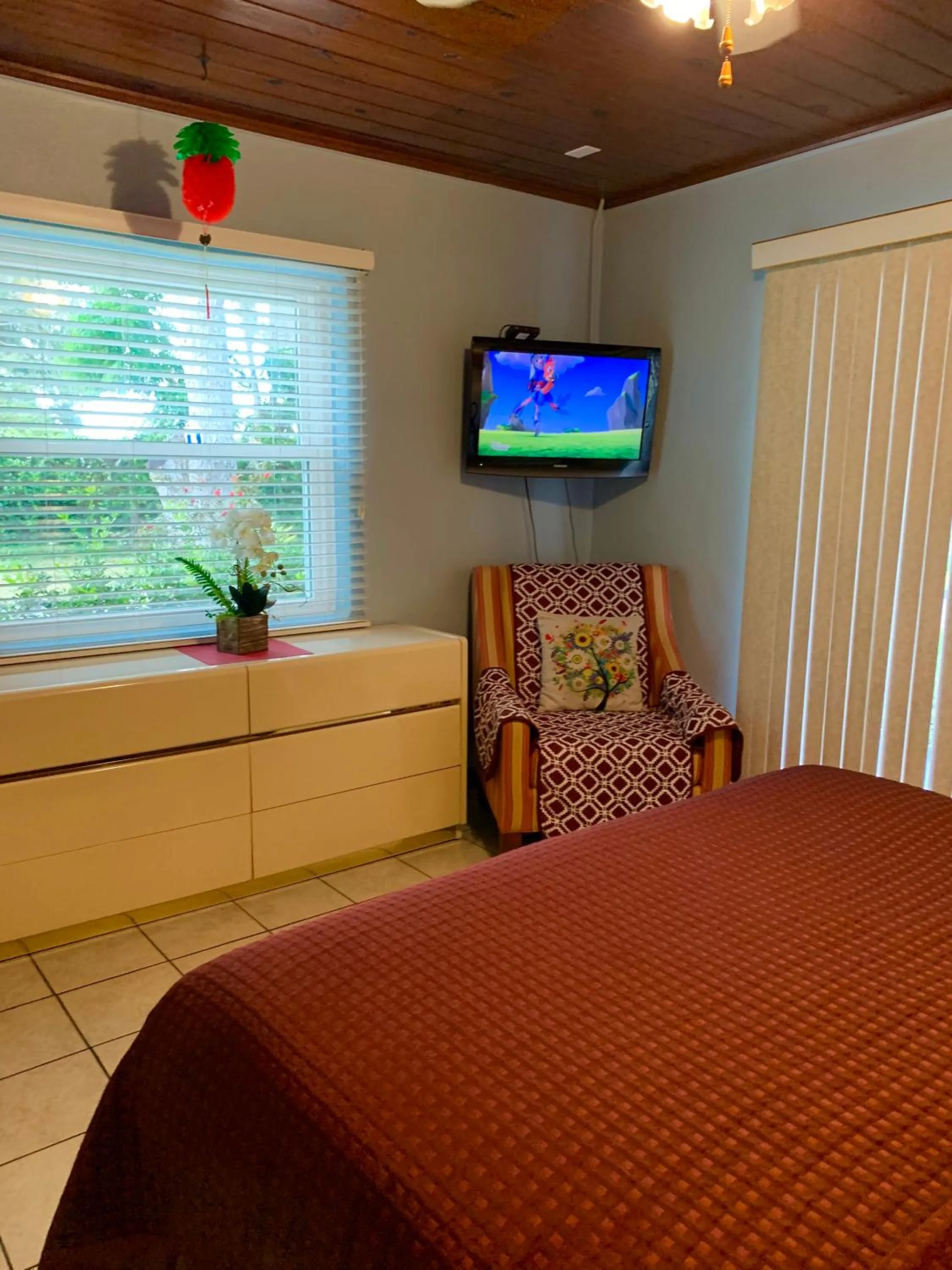 Lakeside Inn and Cafe