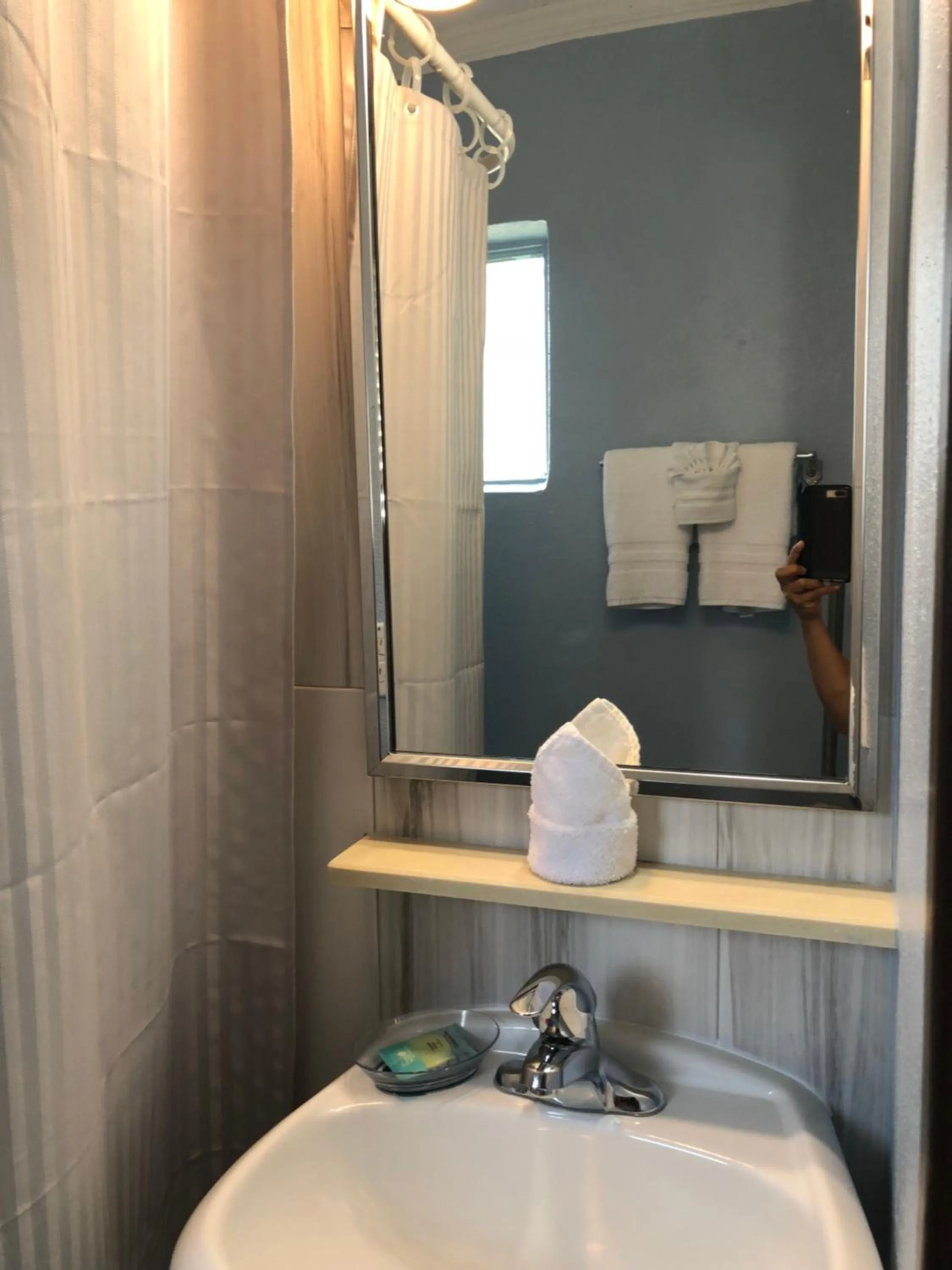 Lakeside Inn and Cafe