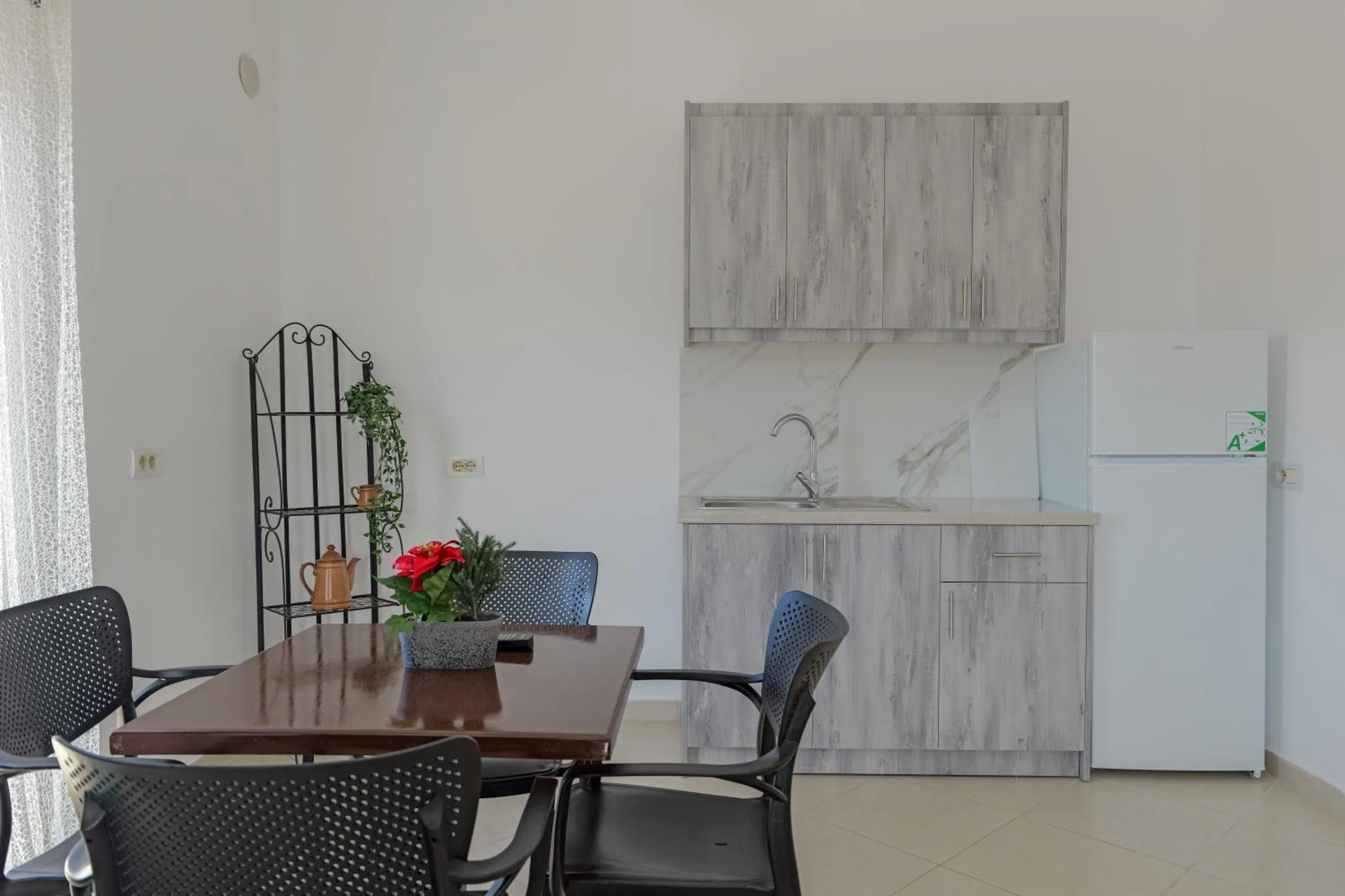 Dining area in Central Garden Sofia 1- Free Parking