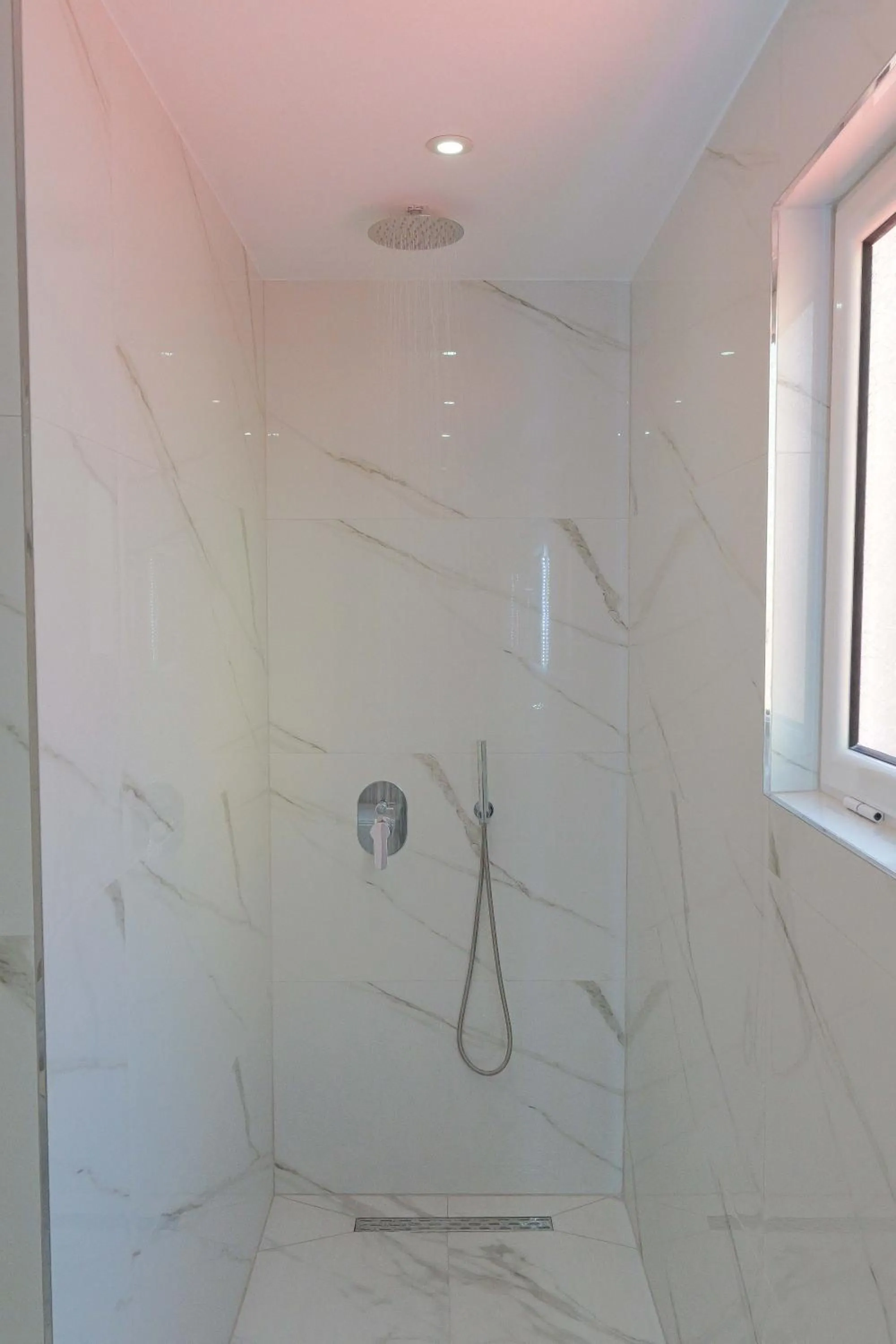 Shower in Central Garden Sofia 1- Free Parking