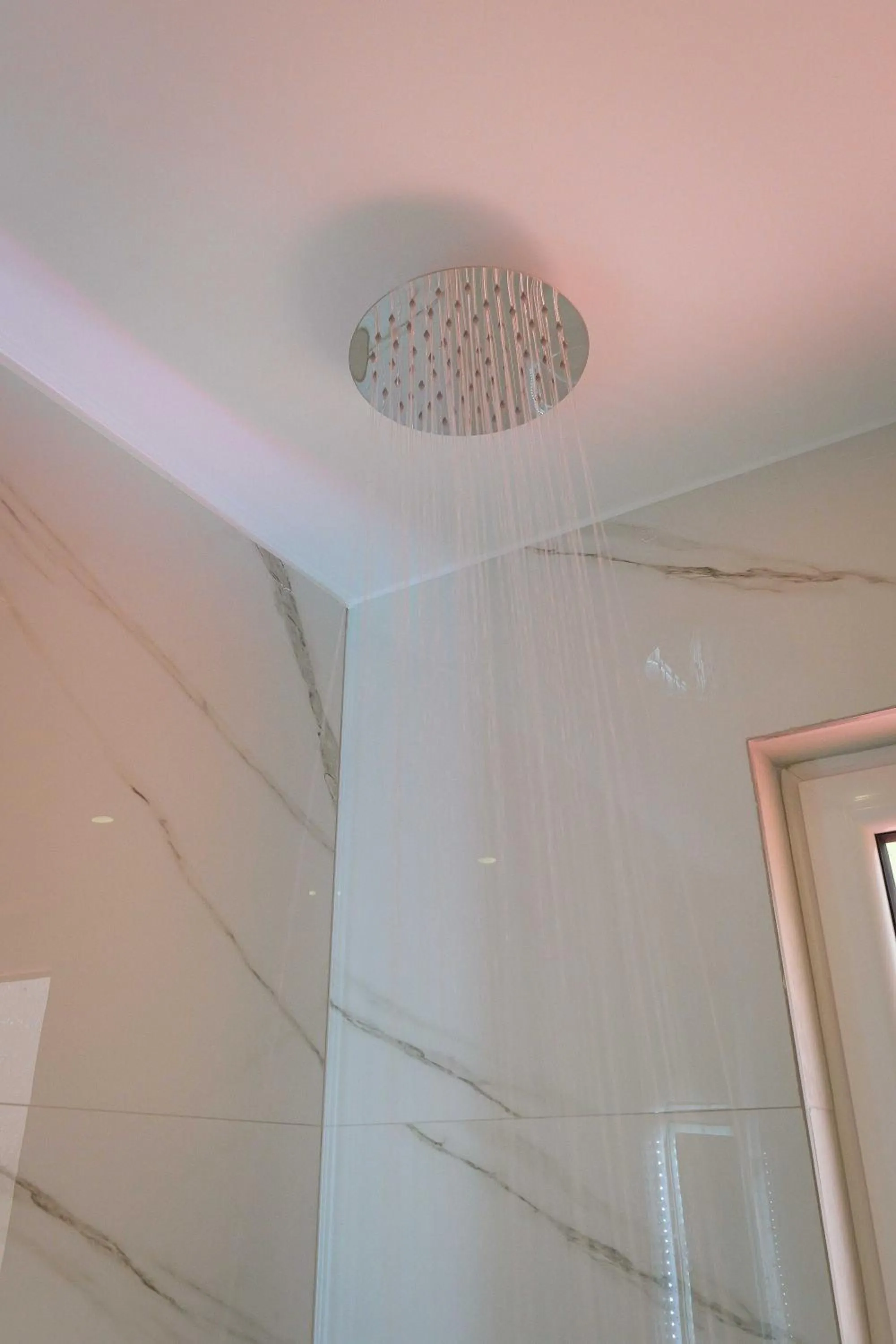 Shower in Central Garden Sofia 1- Free Parking