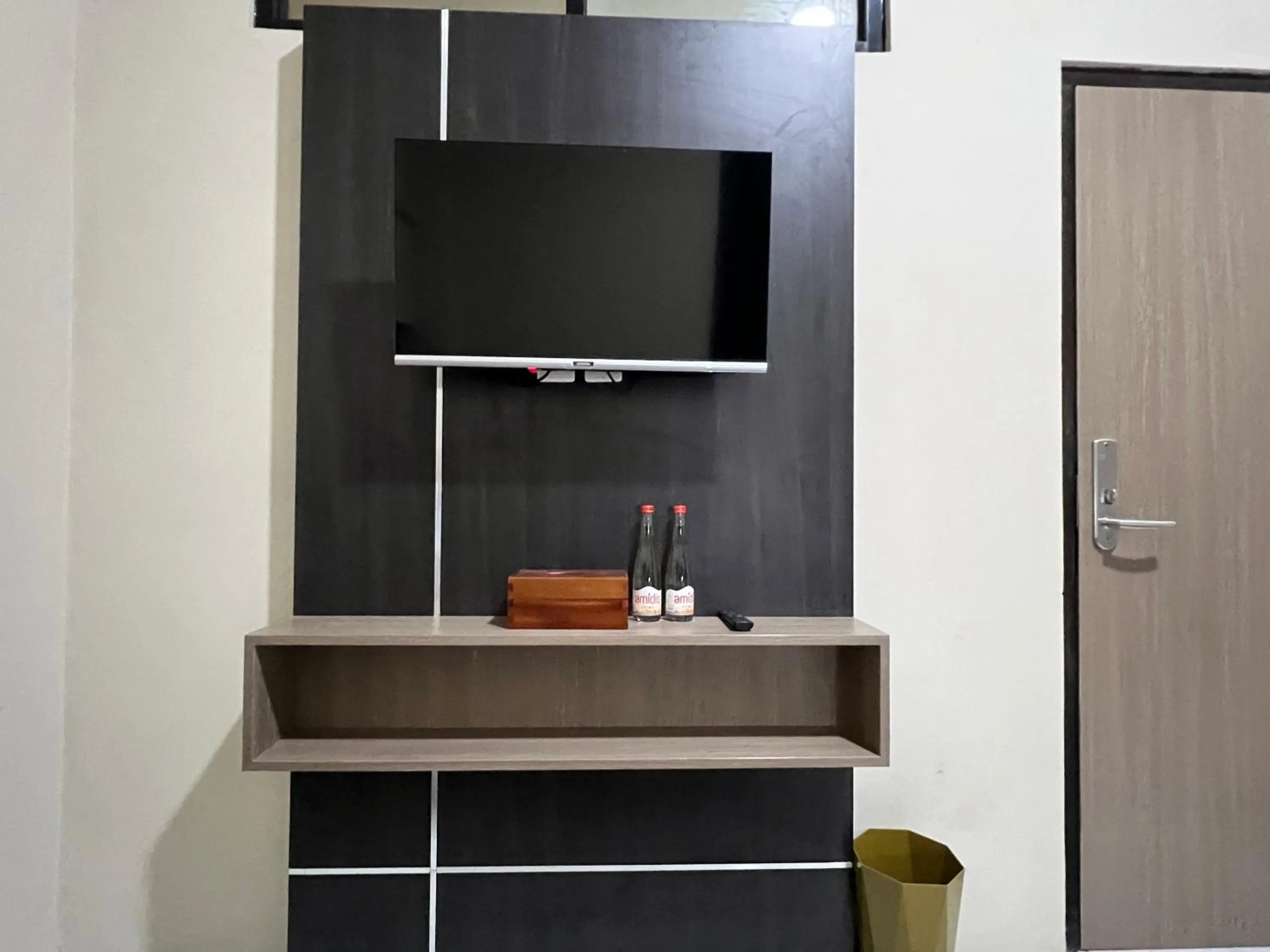 TV and multimedia in Brenn Hotel Semarang Mitra Reddoorz