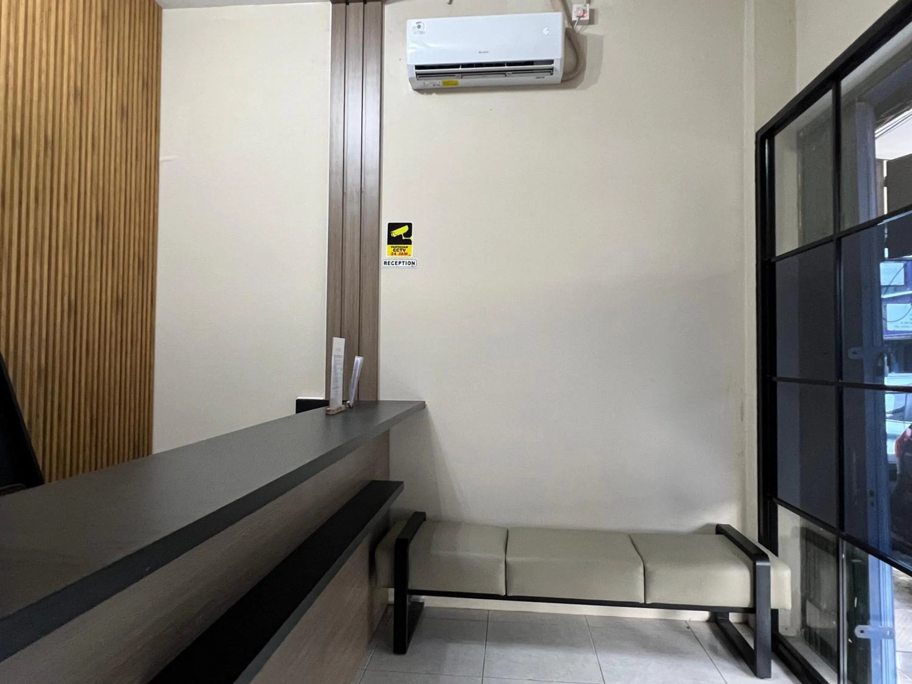 Lobby or reception in Brenn Hotel Semarang Mitra Reddoorz