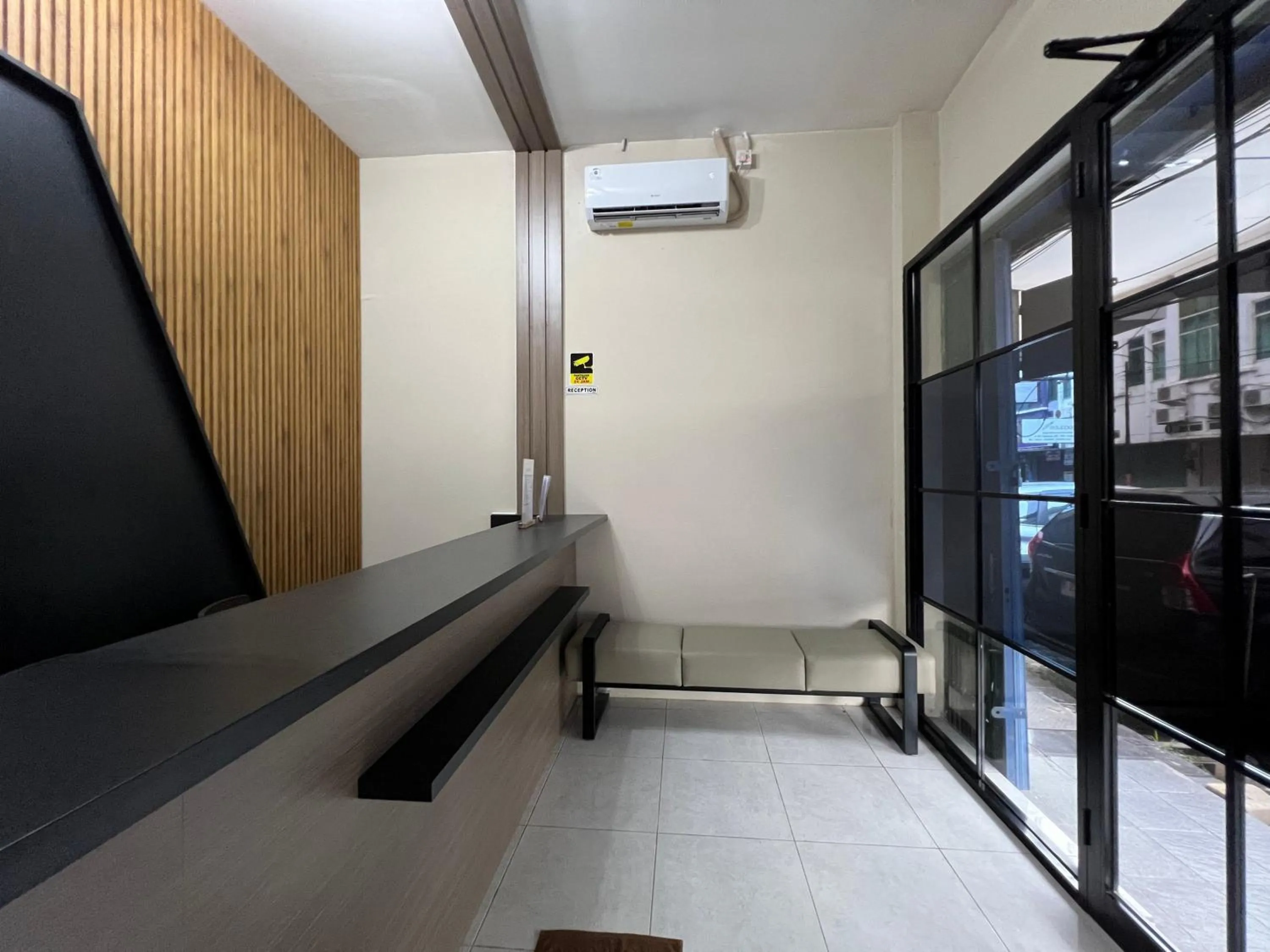 Lobby or reception in Brenn Hotel Semarang Mitra Reddoorz
