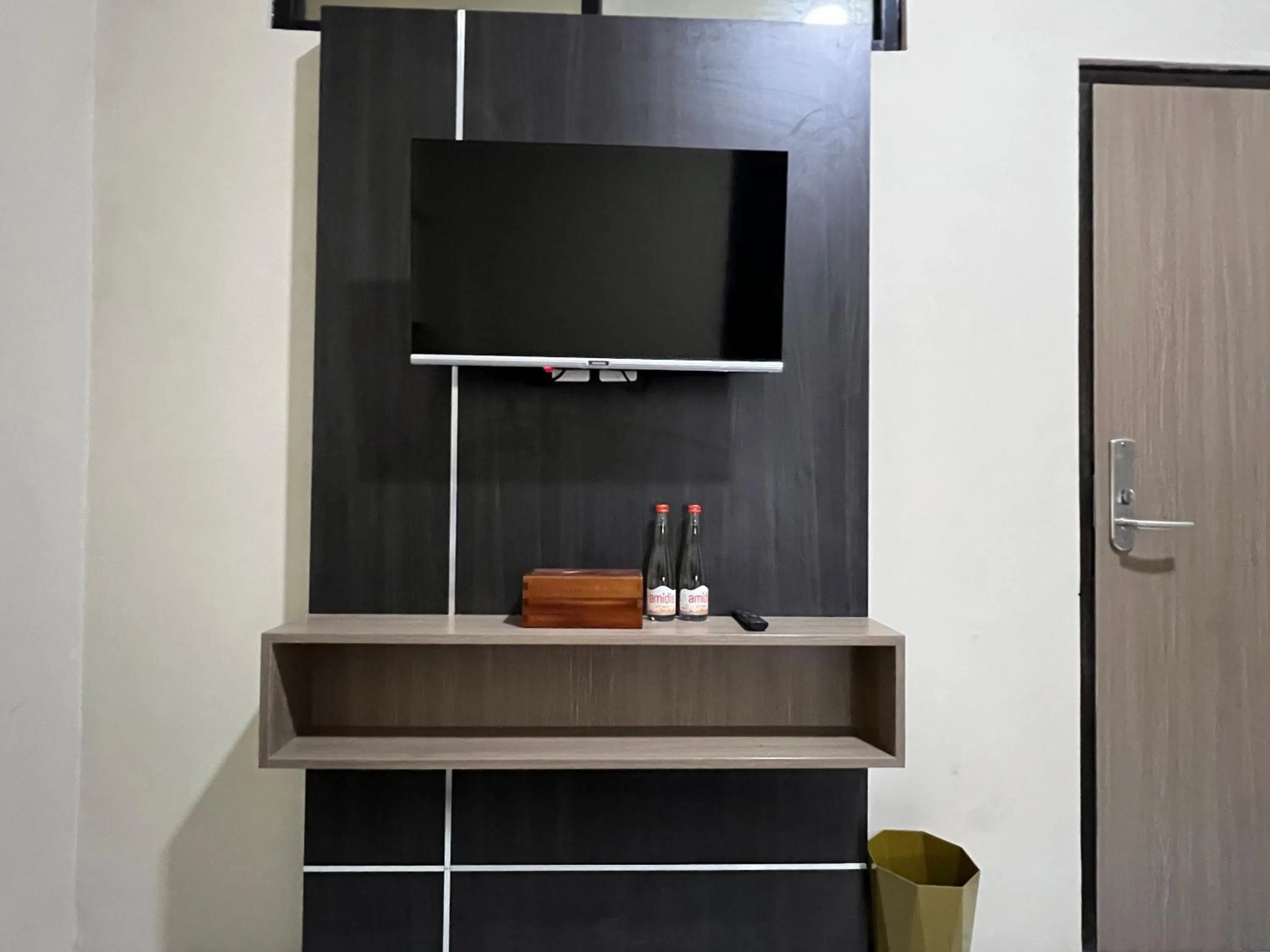 TV and multimedia in Brenn Hotel Semarang Mitra Reddoorz