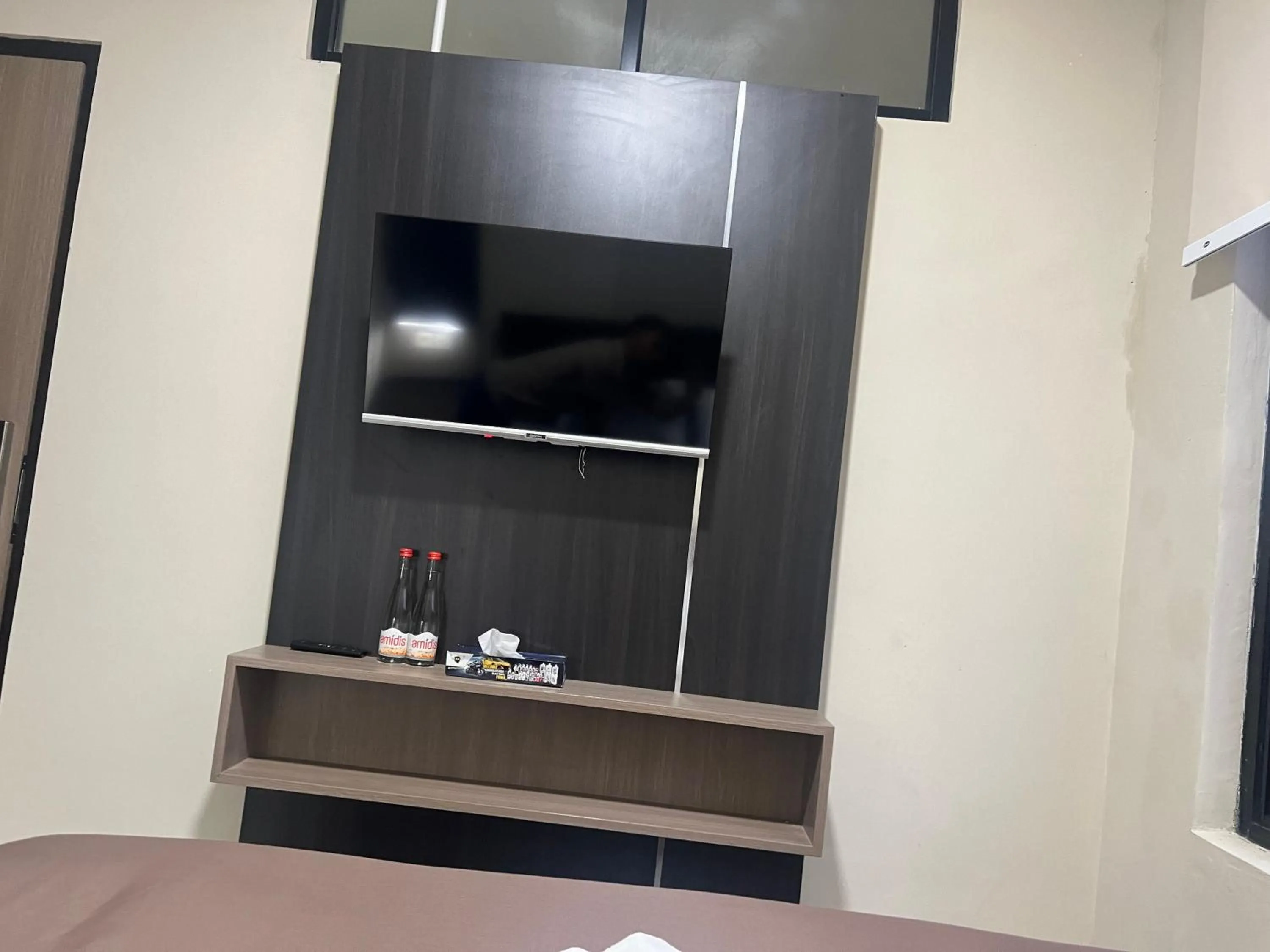 TV and multimedia in Brenn Hotel Semarang Mitra Reddoorz