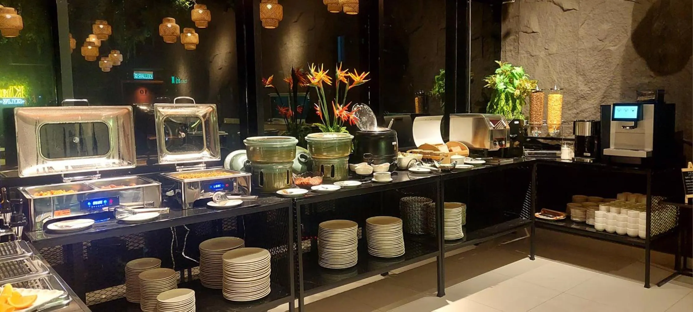 Restaurant/places to eat in Bintang Collectionz Hotel