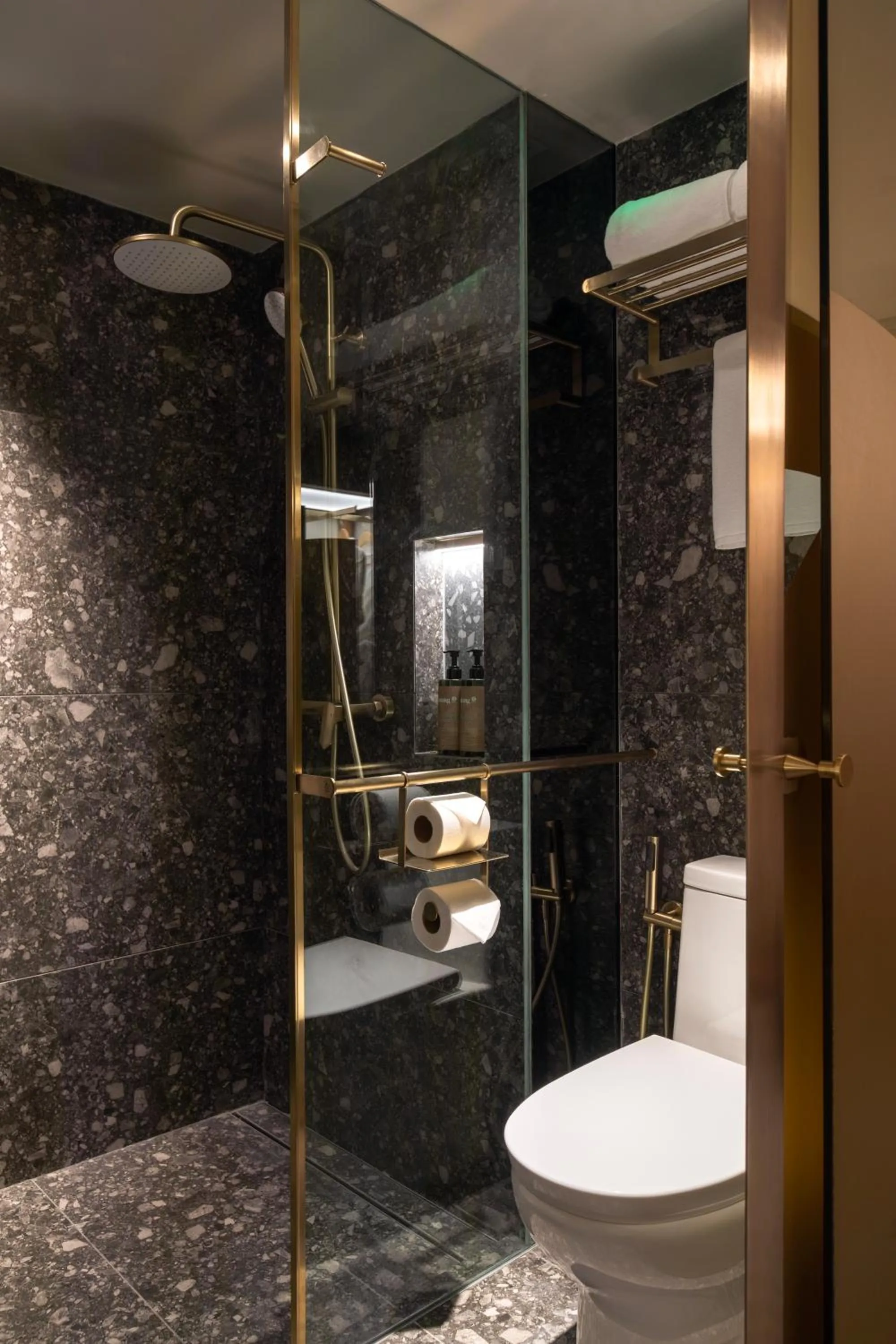 Shower in Bintang Collectionz Hotel