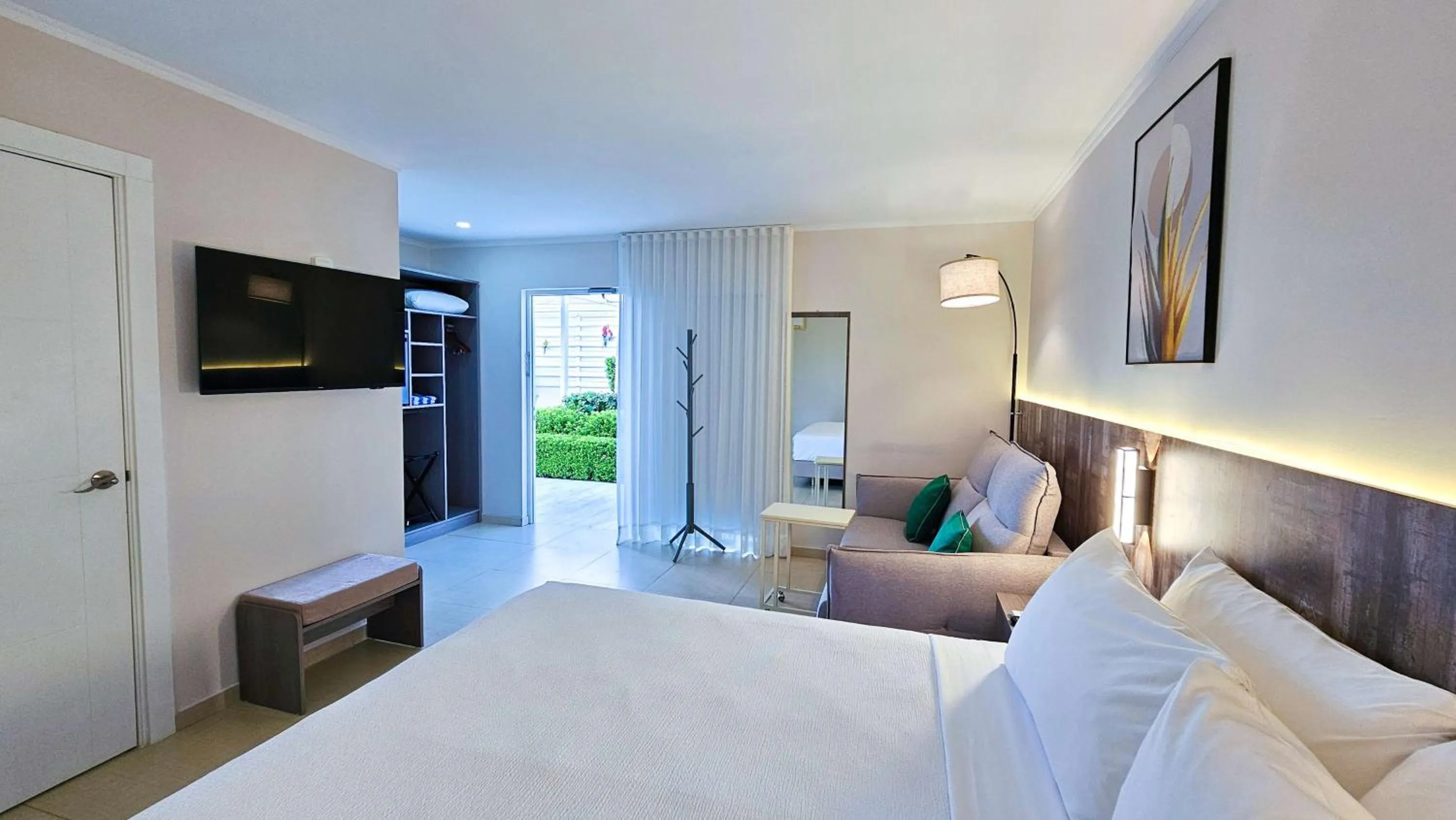 Bedroom, Bed in Aruba Boutique & Art Hotel - Adults Only