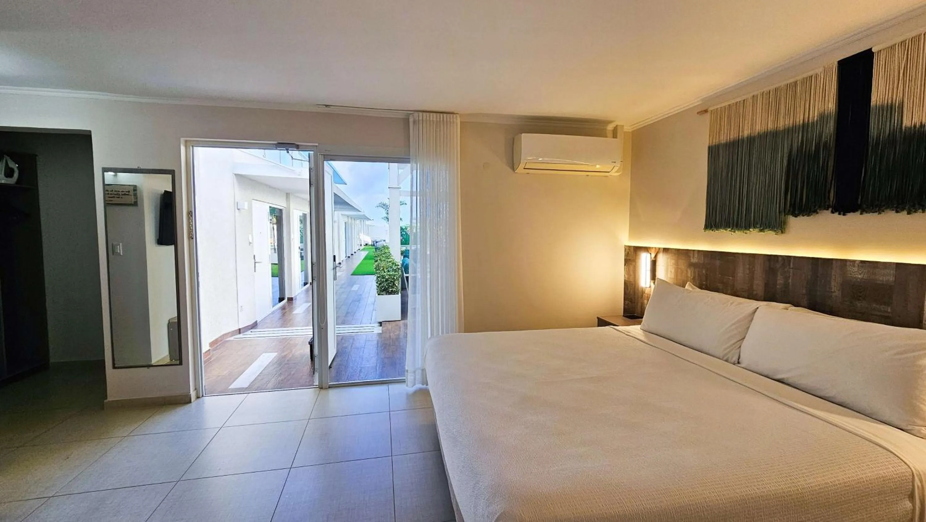 Bedroom, Bed in Aruba Boutique & Art Hotel - Adults Only