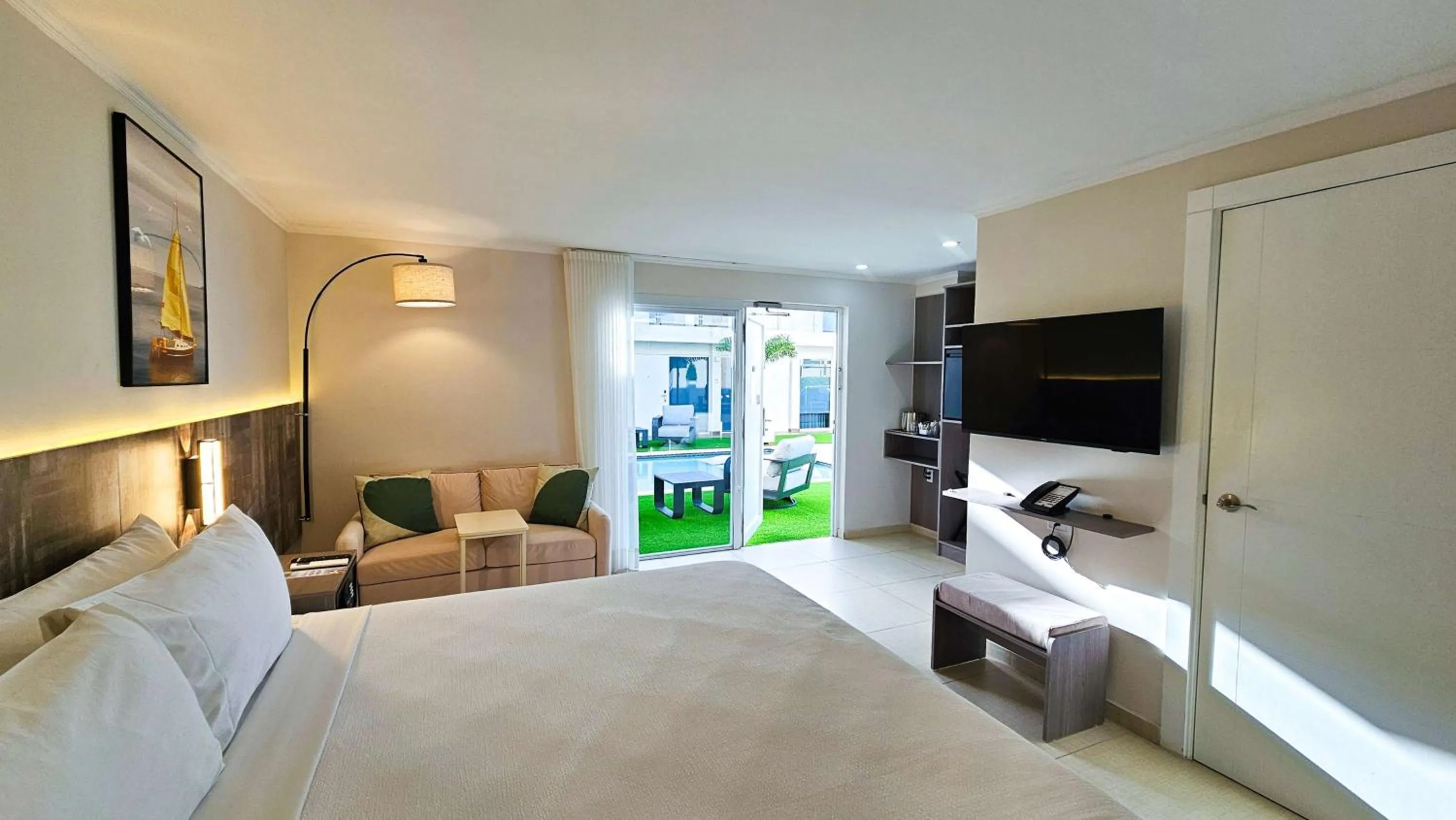 Bedroom, Bed in Aruba Boutique & Art Hotel - Adults Only