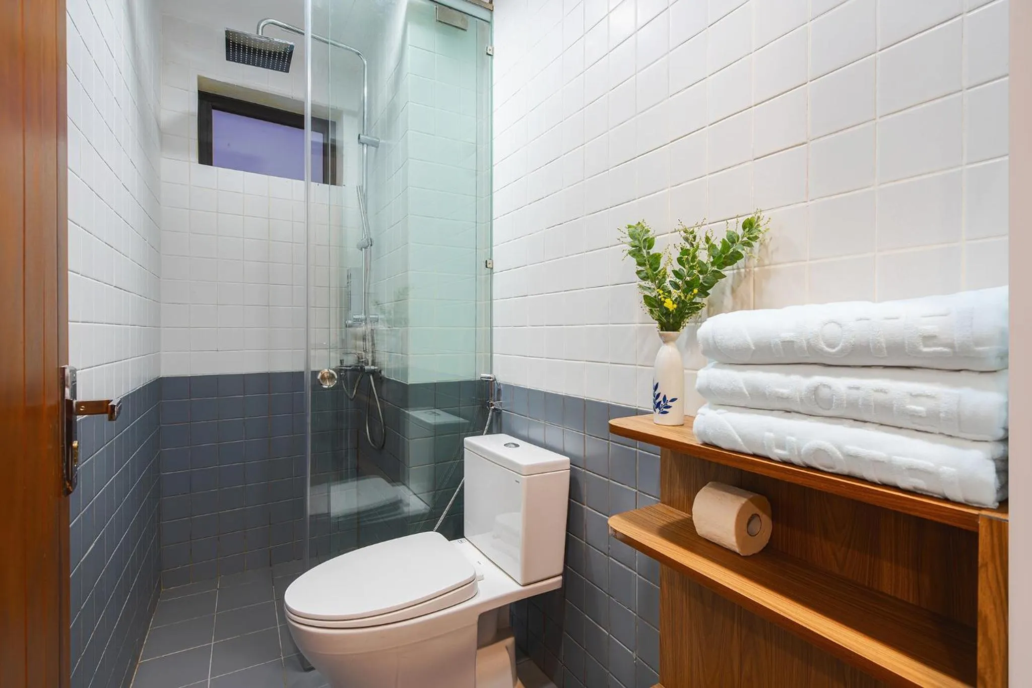 Shower in Nature Hotel - Win Happy