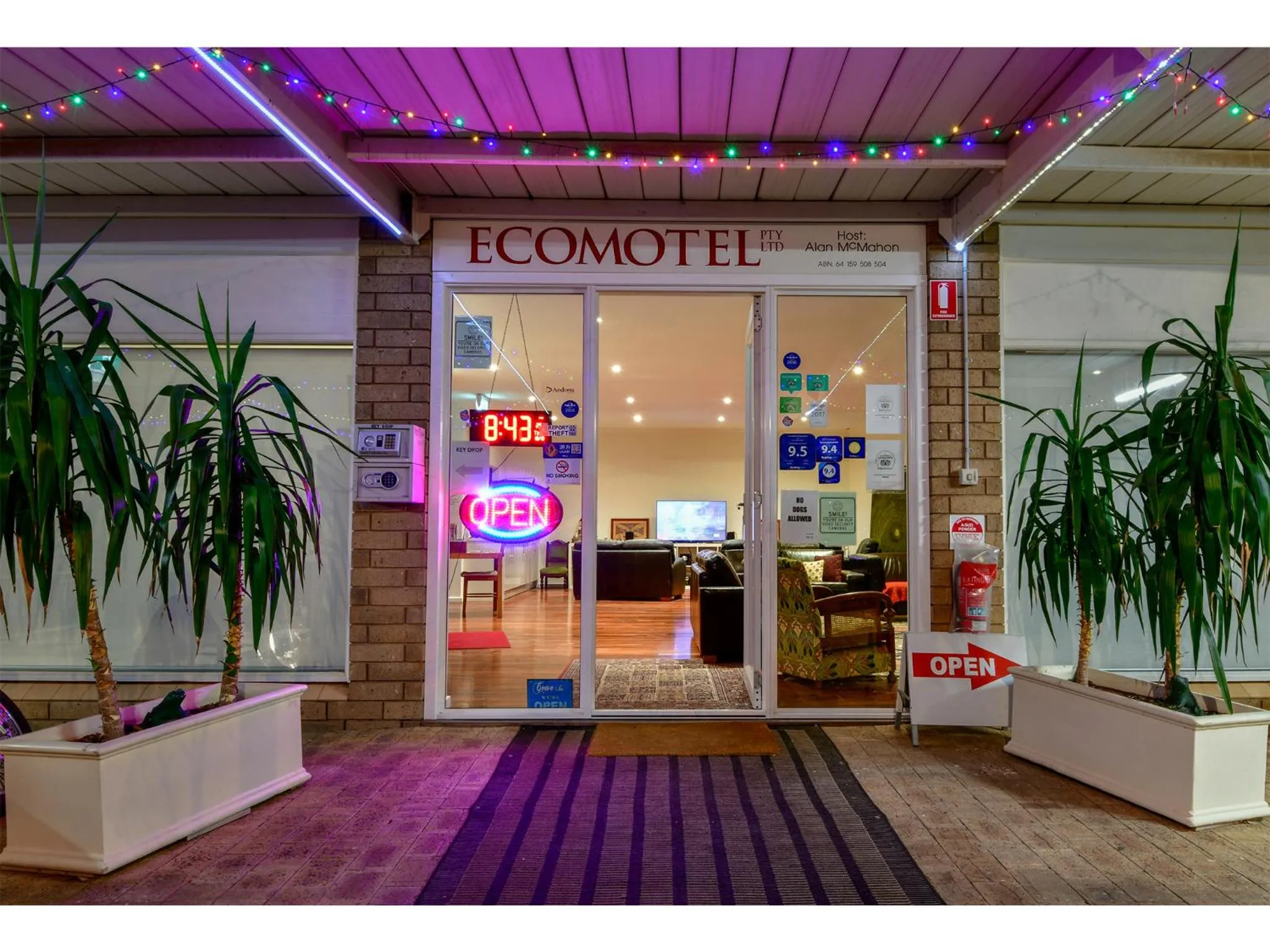 Facade/entrance in Crossroads Ecomotel