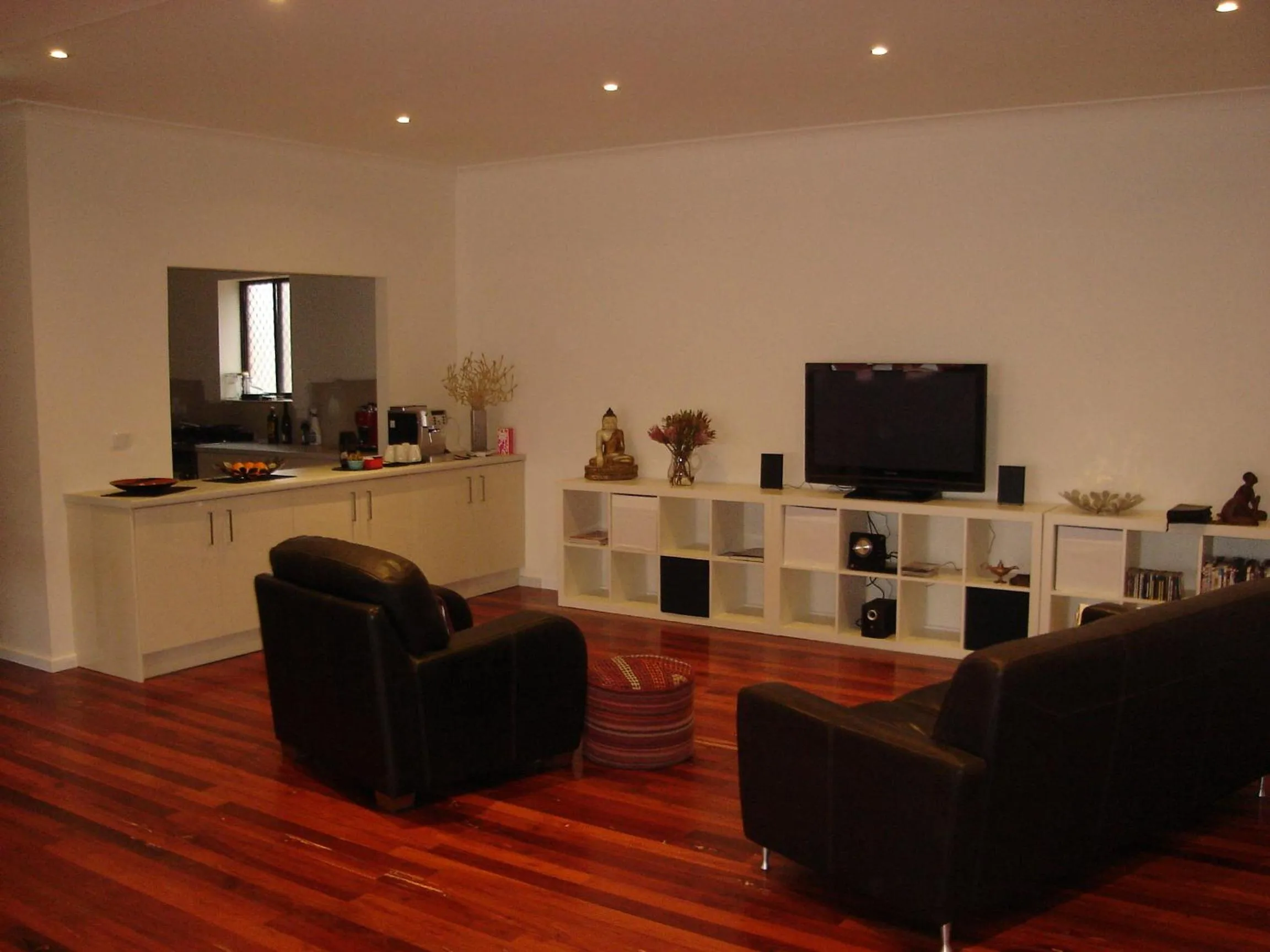 Communal lounge/ TV room in Crossroads Ecomotel