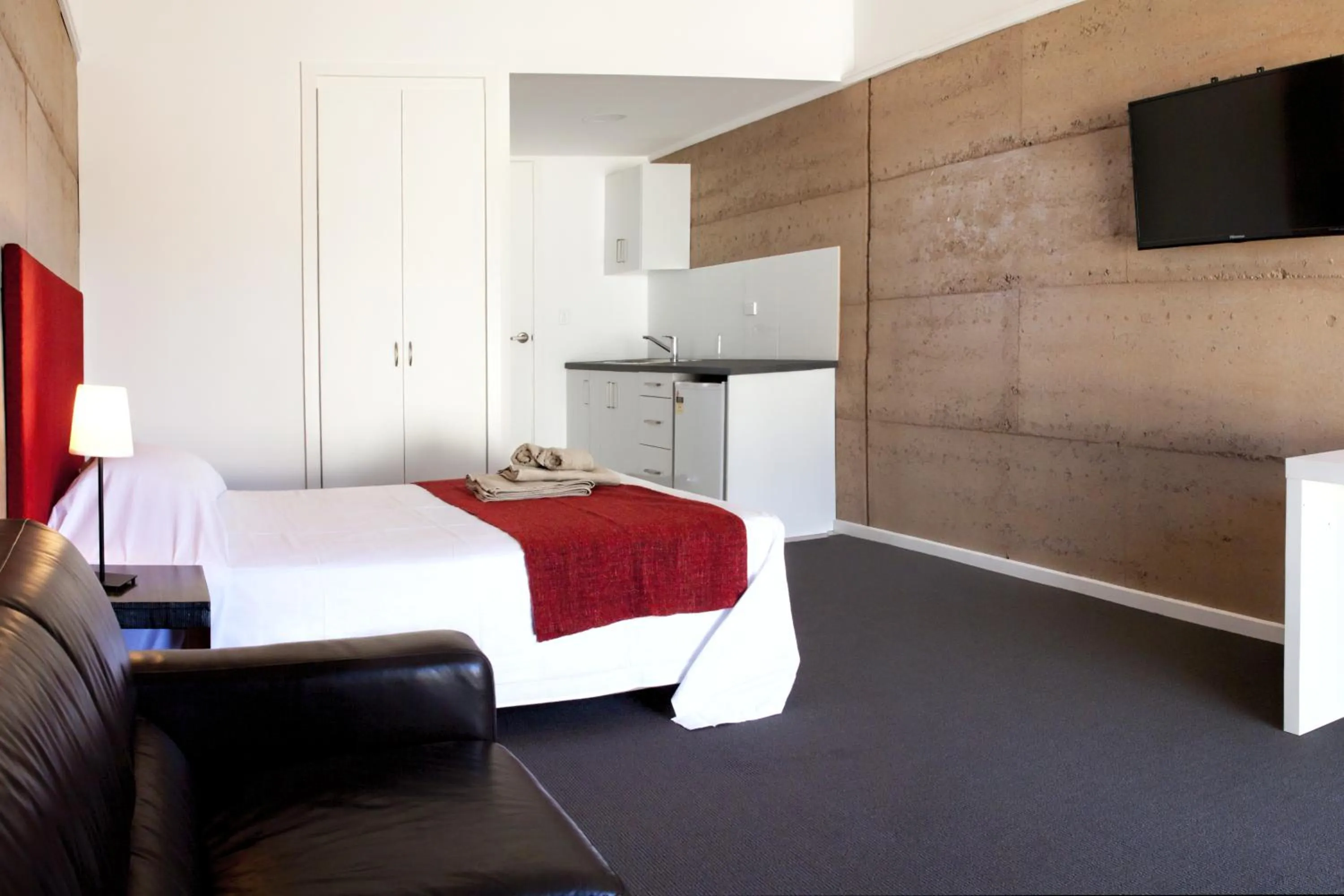 Standard King Room in Crossroads Ecomotel