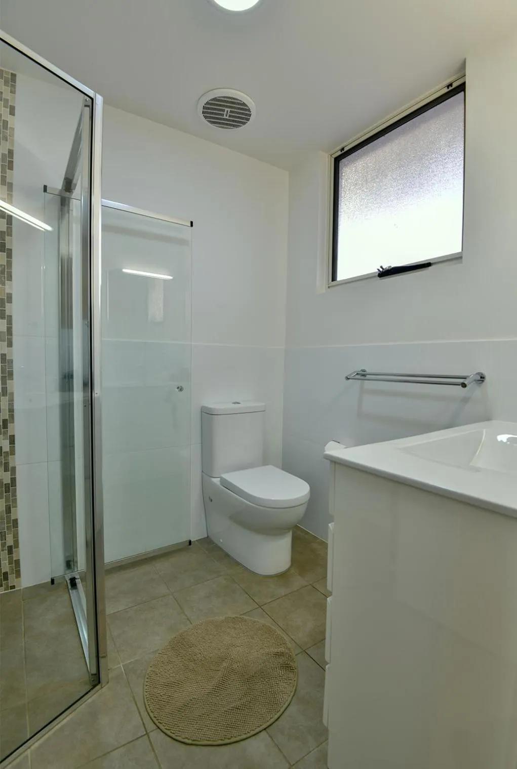 Shower in Crossroads Ecomotel