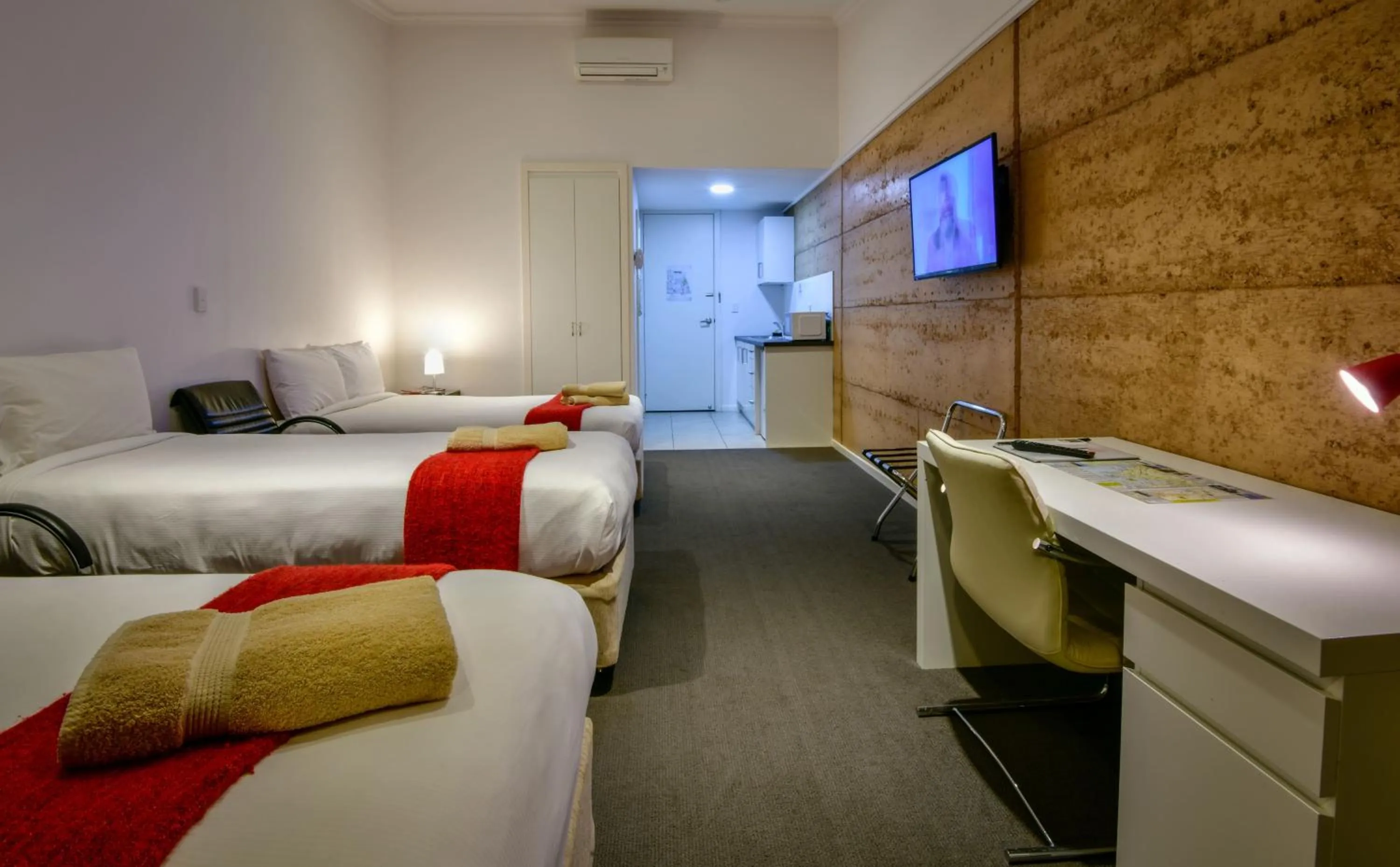 Photo of the whole room, Bed in Crossroads Ecomotel