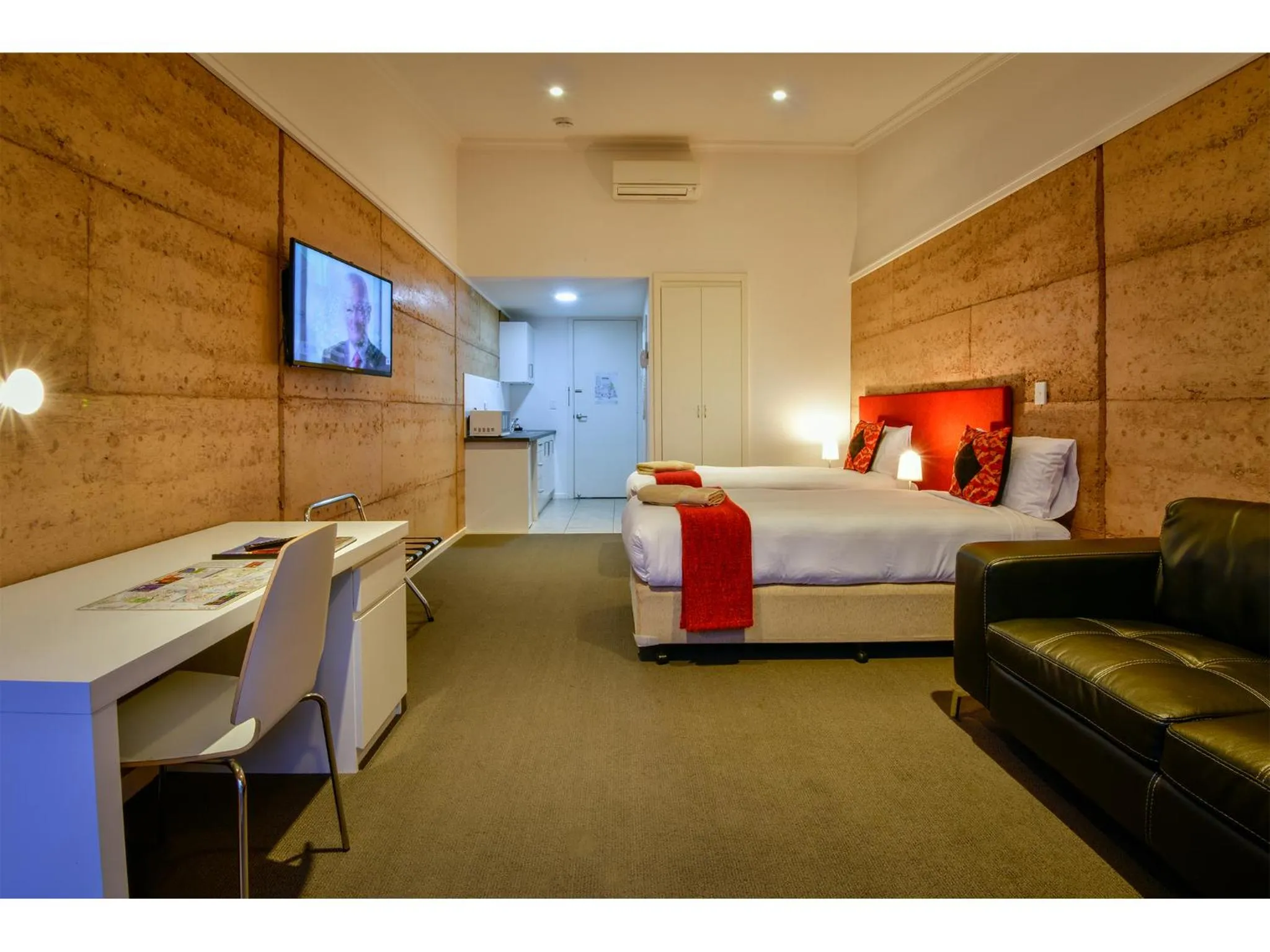 Photo of the whole room, Bed in Crossroads Ecomotel