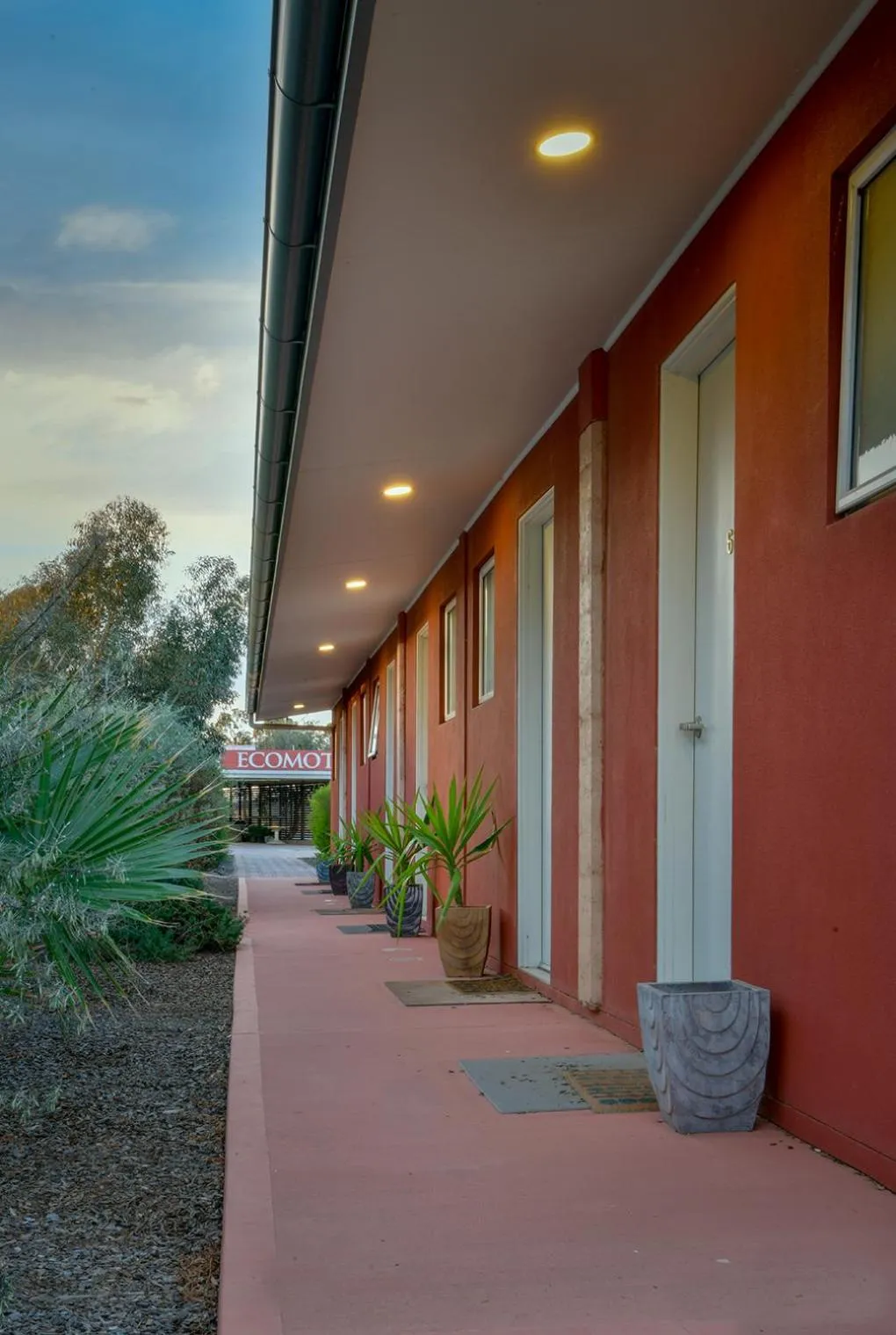 Facade/entrance in Crossroads Ecomotel