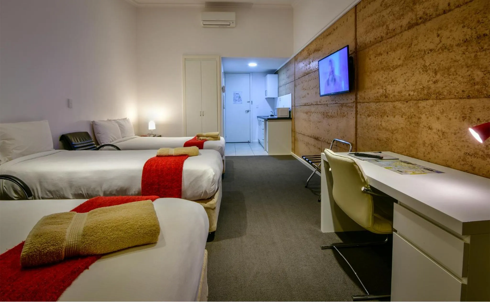 Photo of the whole room, Bed in Crossroads Ecomotel