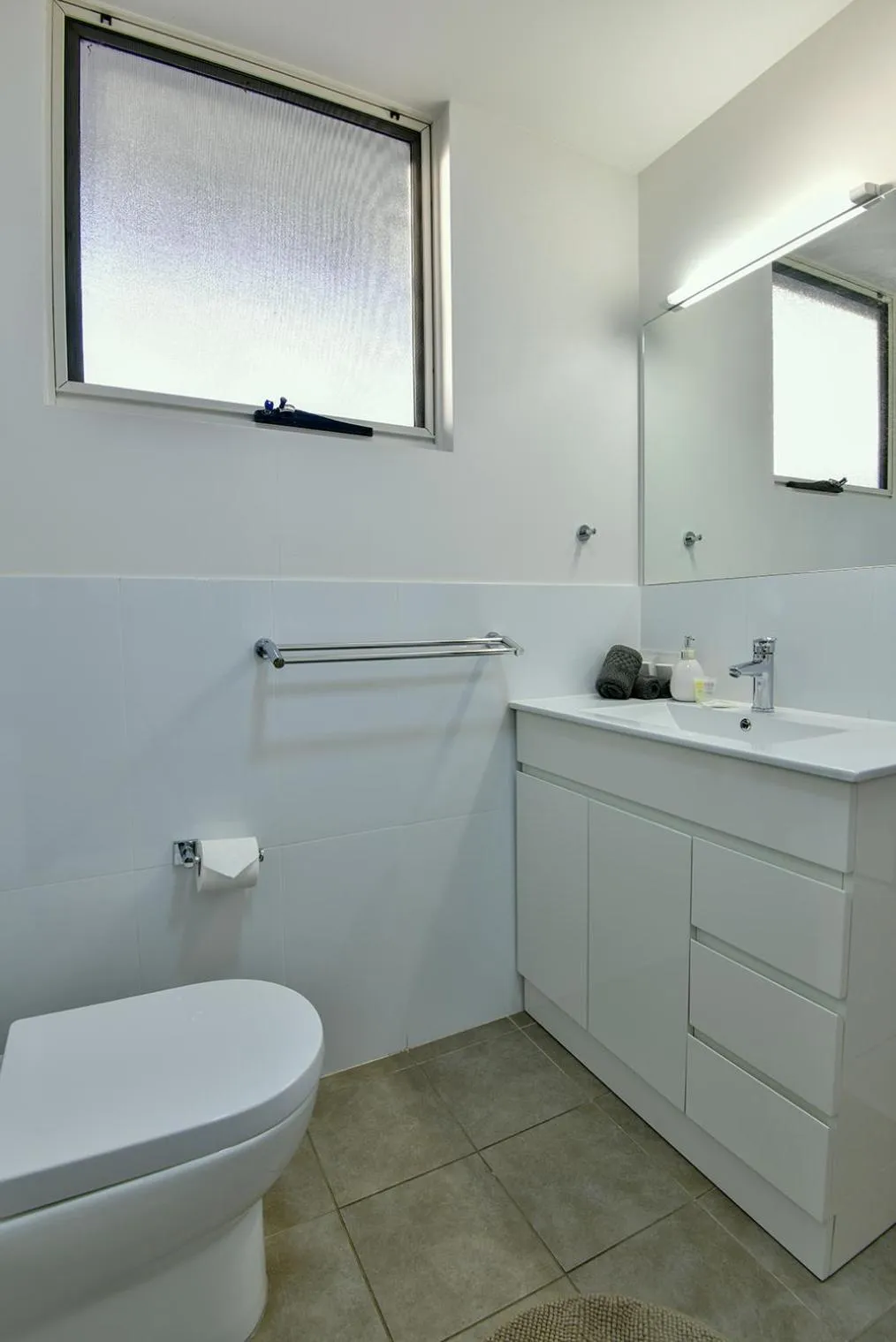 Toilet in Crossroads Ecomotel