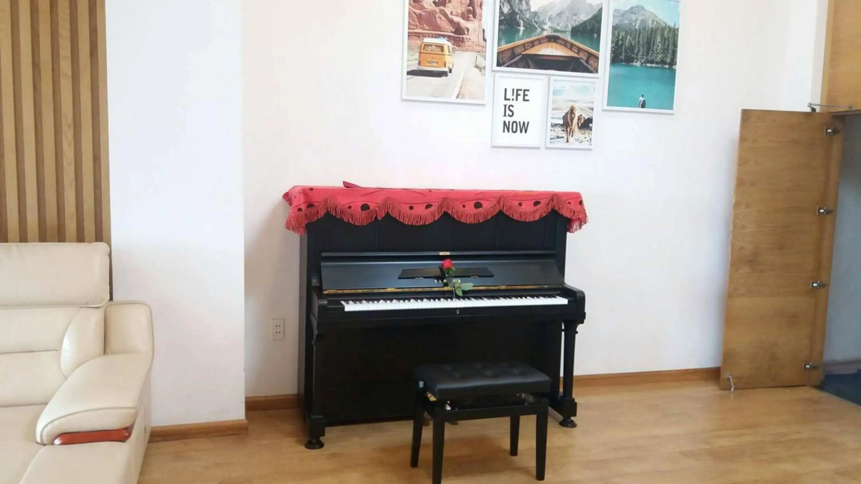 Communal lounge/ TV room in KaKa Hotel Han River