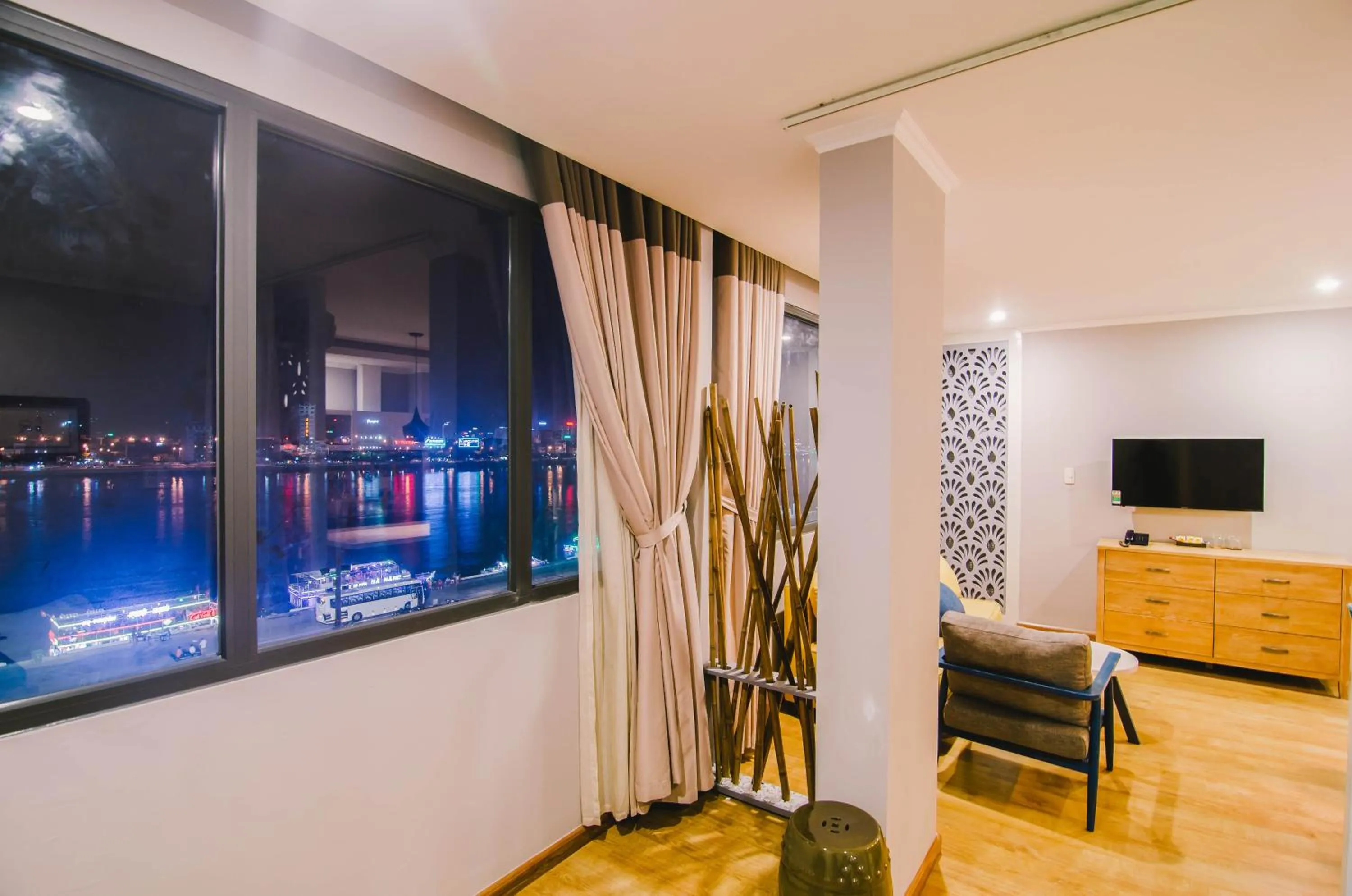 Library in KaKa Hotel Han River