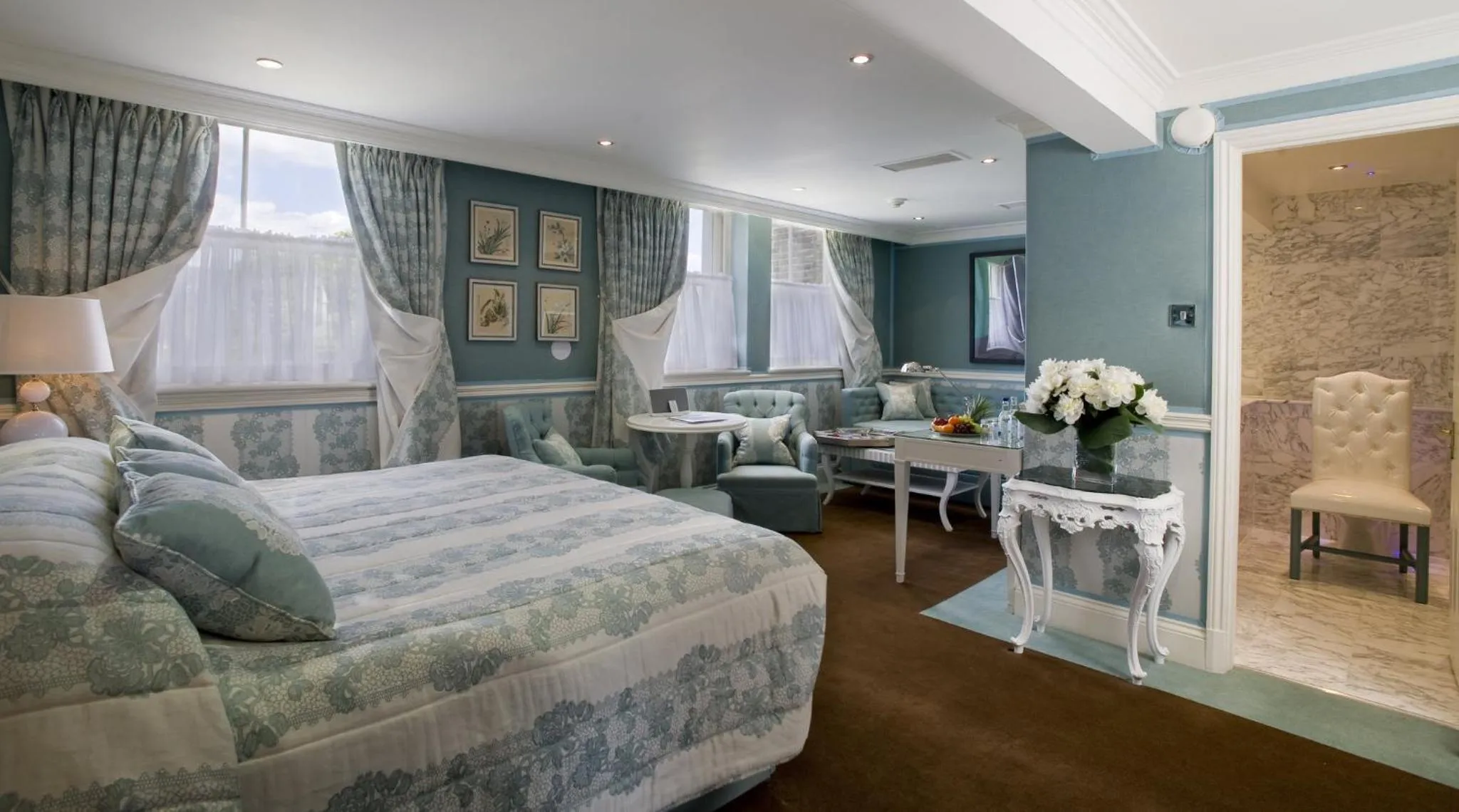 Photo of the whole room, Bed in The Montague On The Gardens
