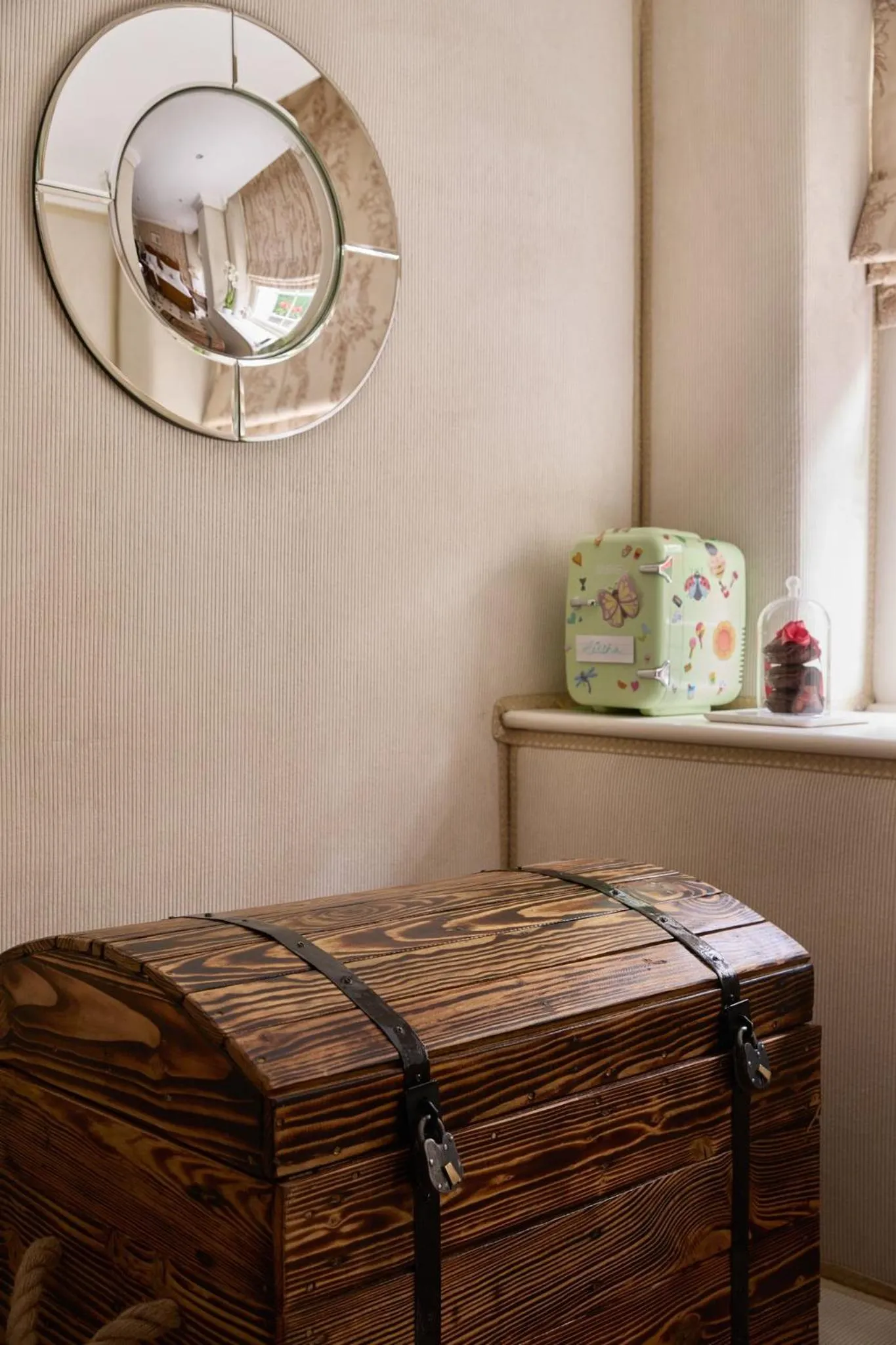 Photo of the whole room, Bed in The Montague On The Gardens