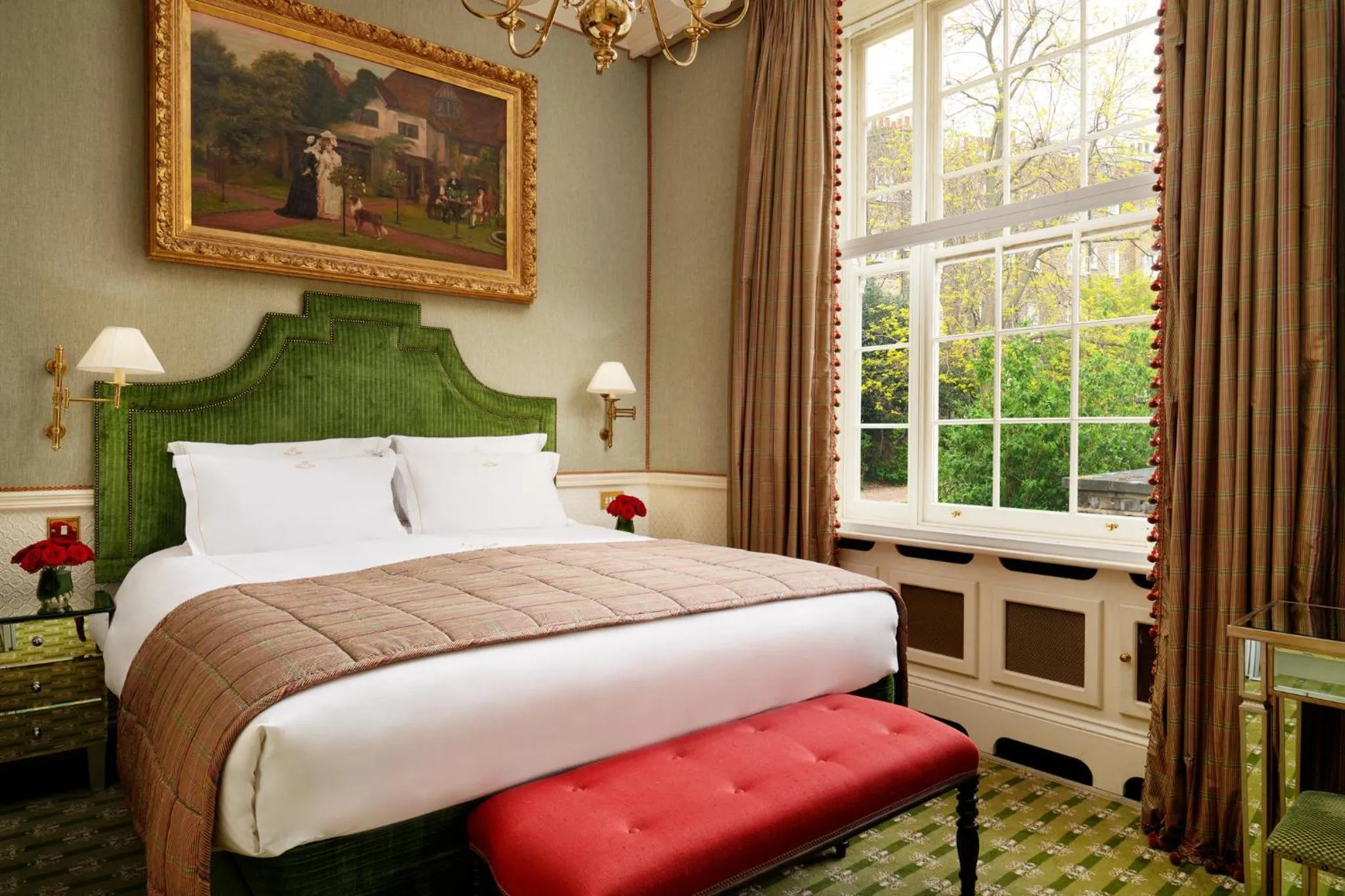 Photo of the whole room, Bed in The Montague On The Gardens