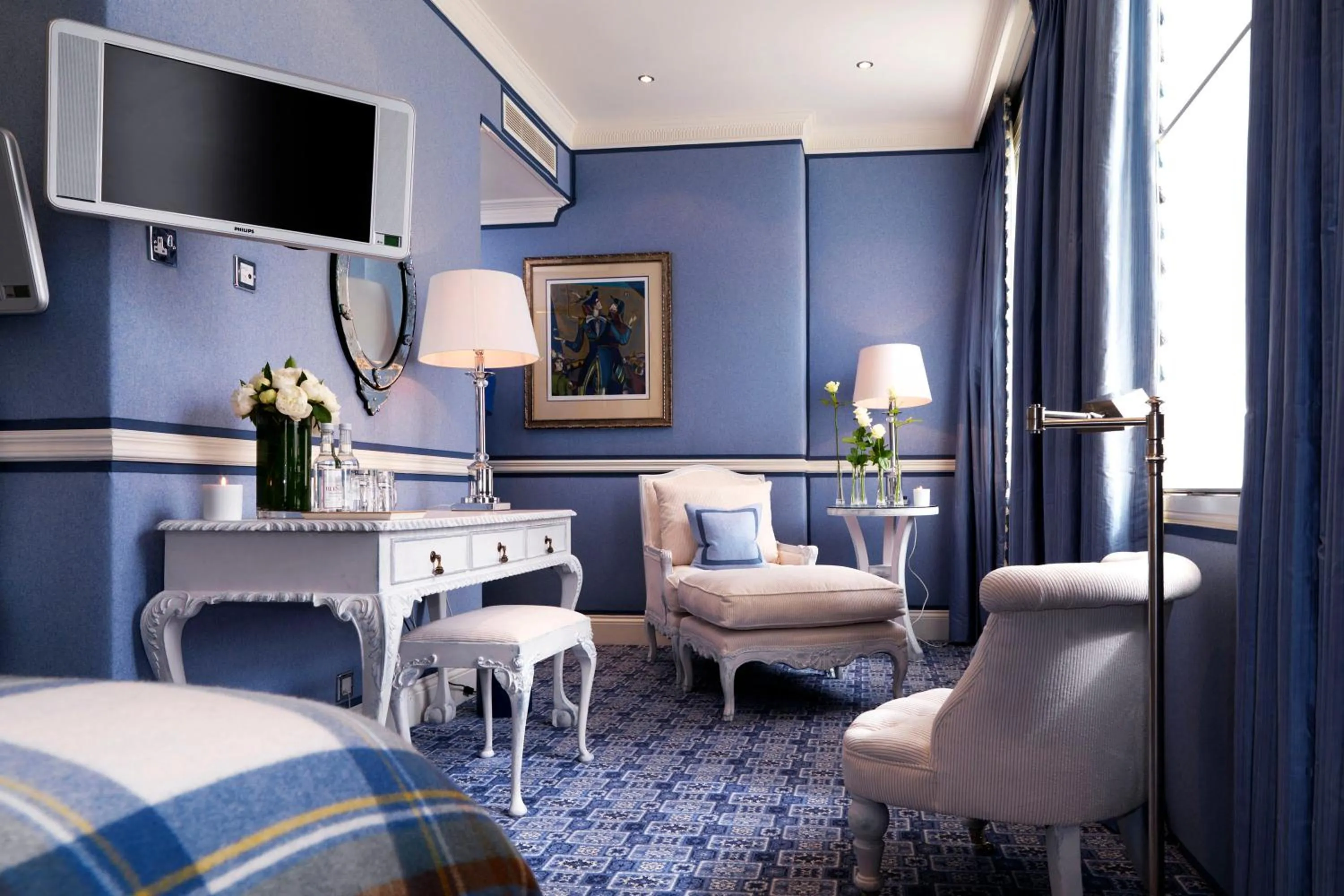 Photo of the whole room, Bed in The Montague On The Gardens