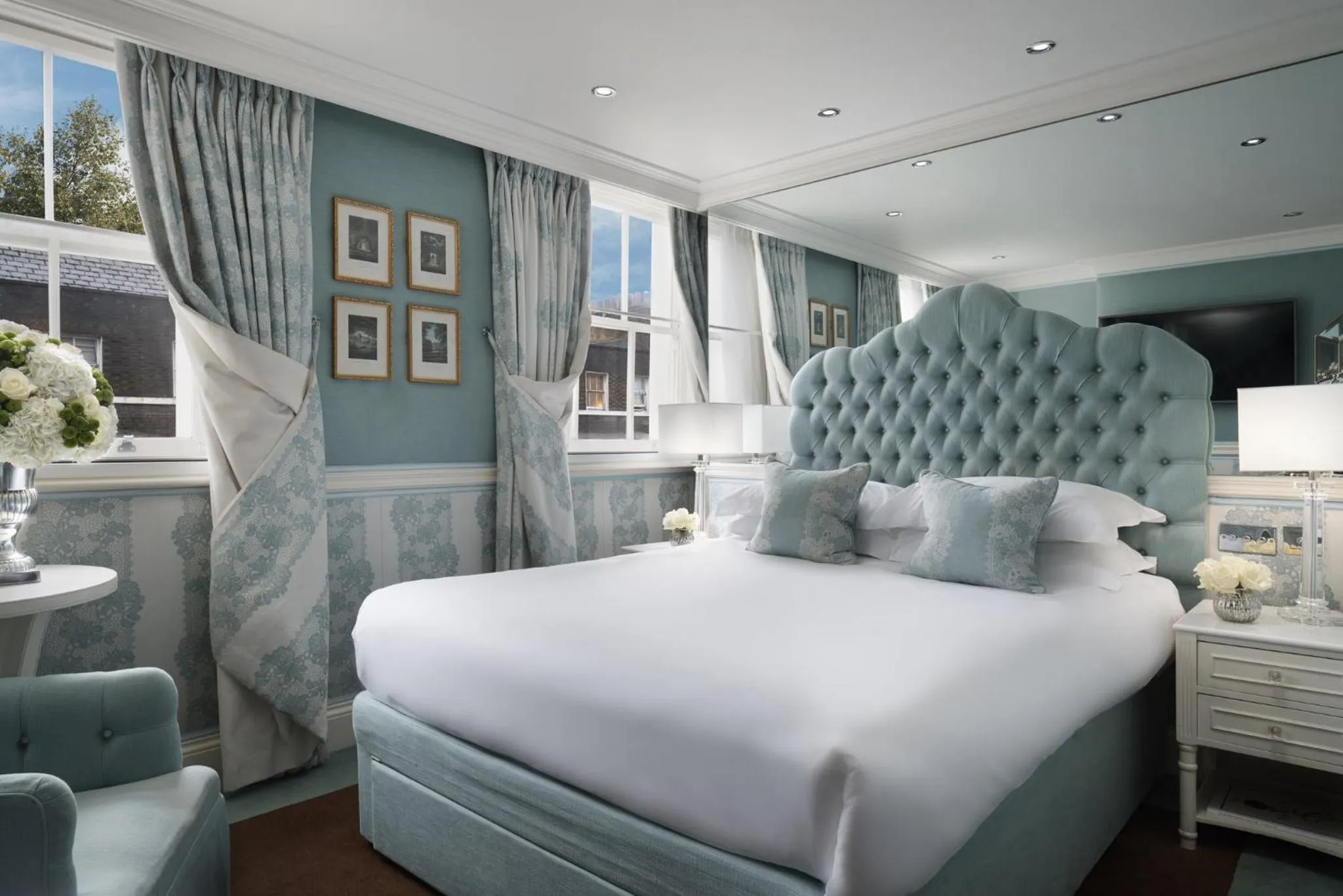 Photo of the whole room, Bed in The Montague On The Gardens