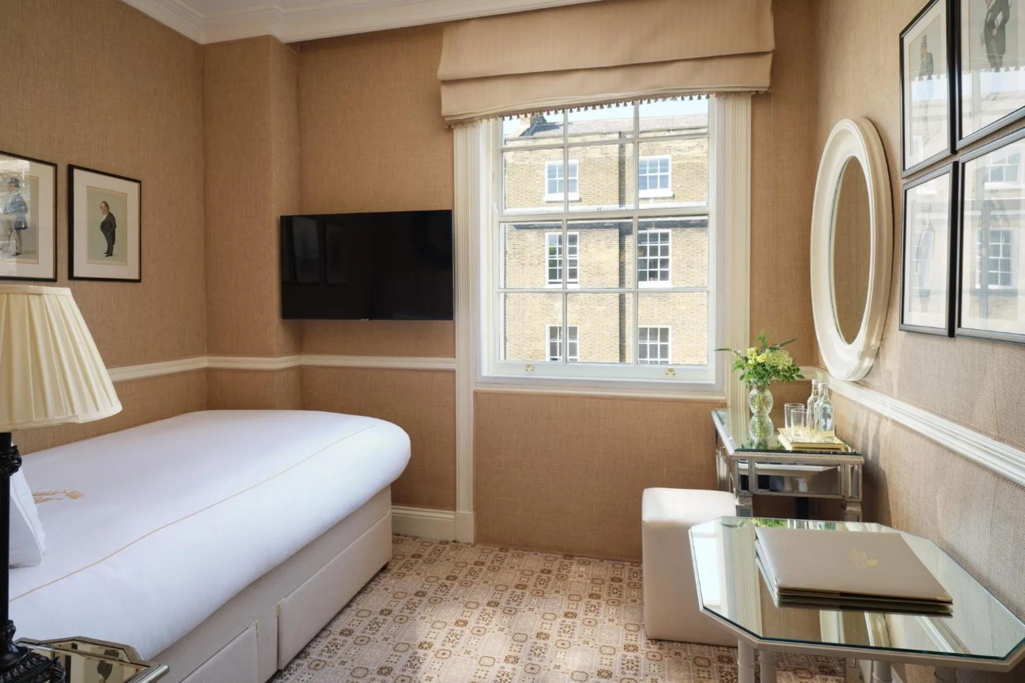 Photo of the whole room, Bed in The Montague On The Gardens