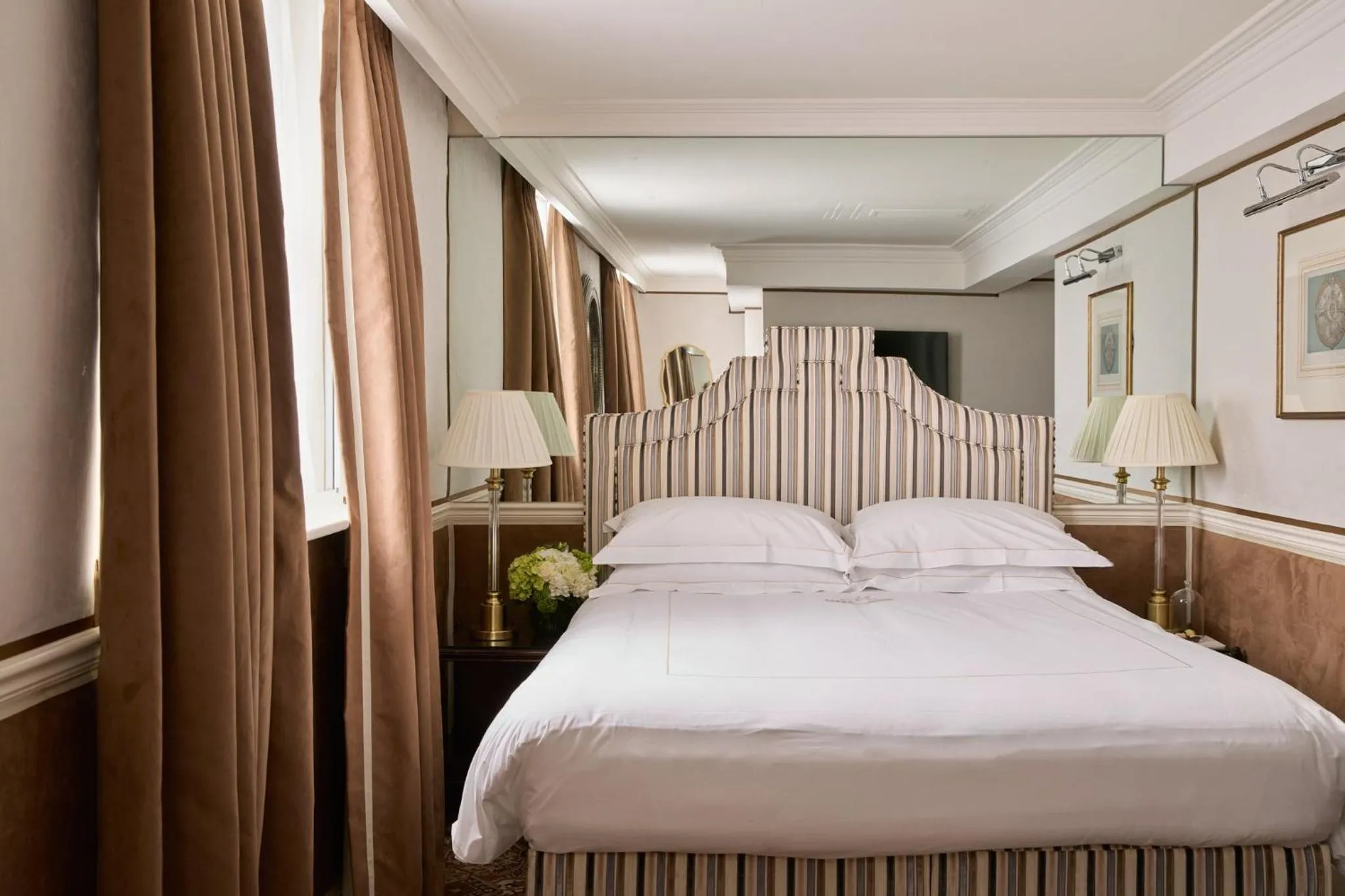 Photo of the whole room, Bed in The Montague On The Gardens